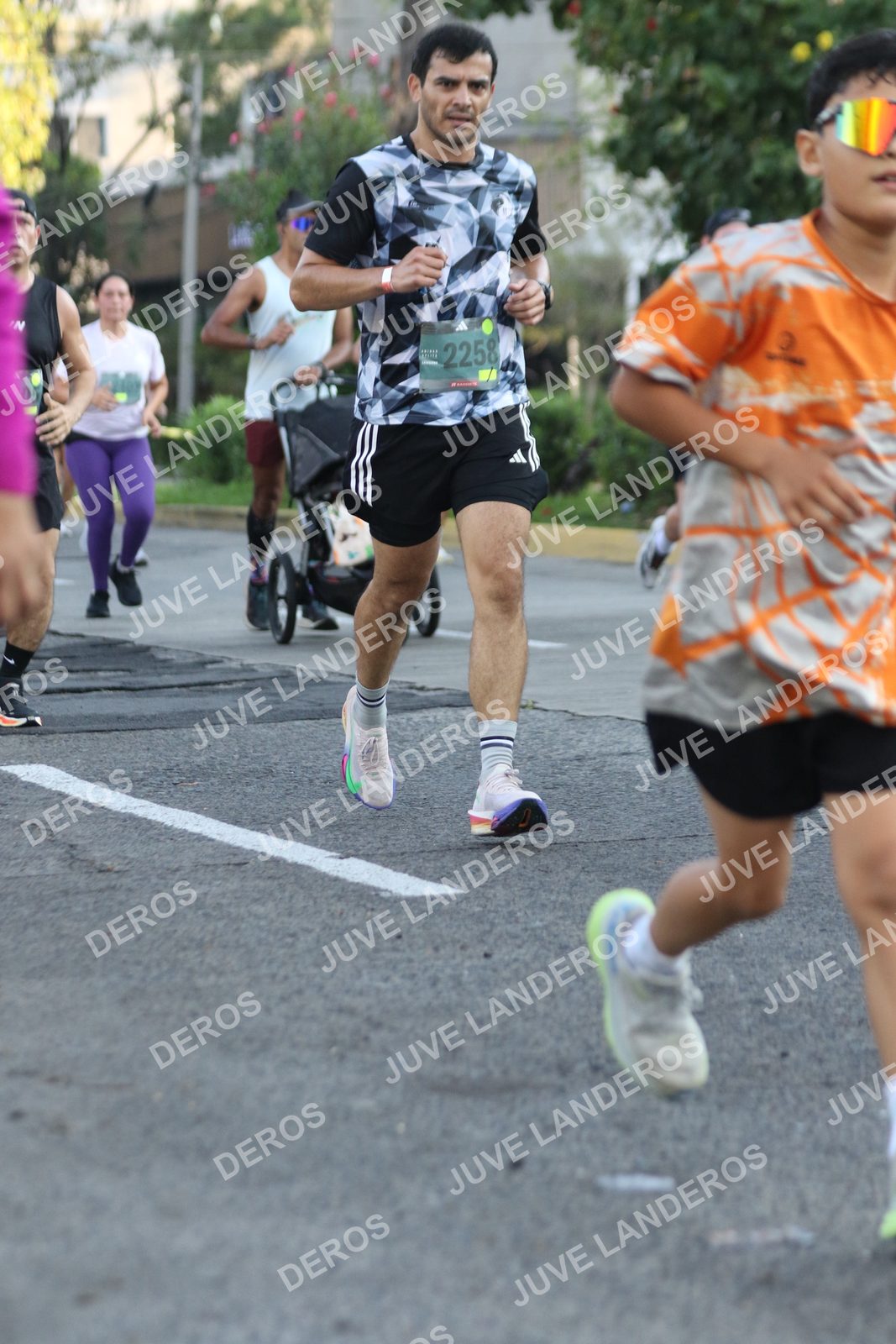 Foto de ADIDAS SPLITS GUADALAJARA 15K / 30K en Av. San Ignacio esquina Av. Ignacio L. Vallarta, Zapopan a las 07:35 · dorsal 2258