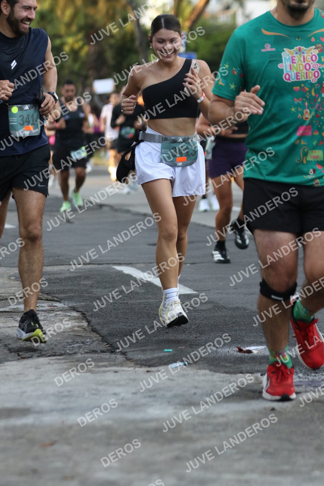 Foto de ADIDAS SPLITS GUADALAJARA 15K / 30K en Av. San Ignacio esquina Av. Ignacio L. Vallarta, Zapopan a las 07:10 · dorsal 3414, 3413