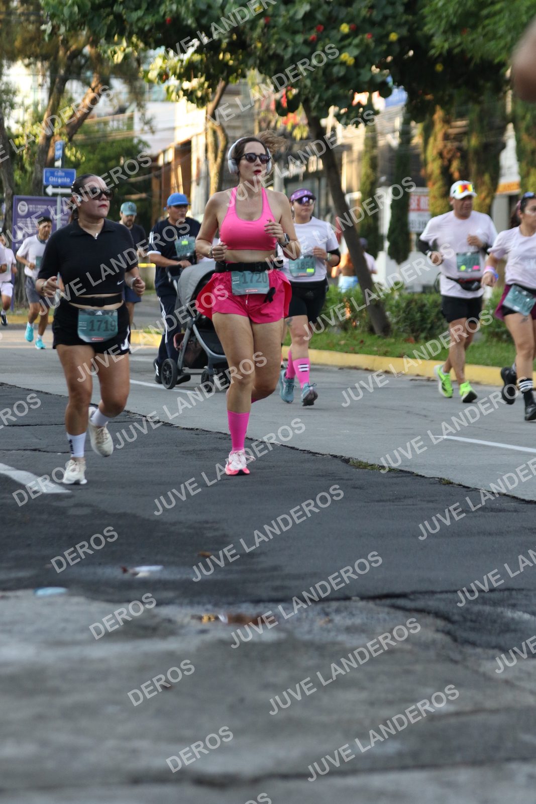 Foto de ADIDAS SPLITS GUADALAJARA 15K / 30K en Av. San Ignacio esquina Av. Ignacio L. Vallarta, Zapopan a las 07:18 · dorsal 1719, 1720