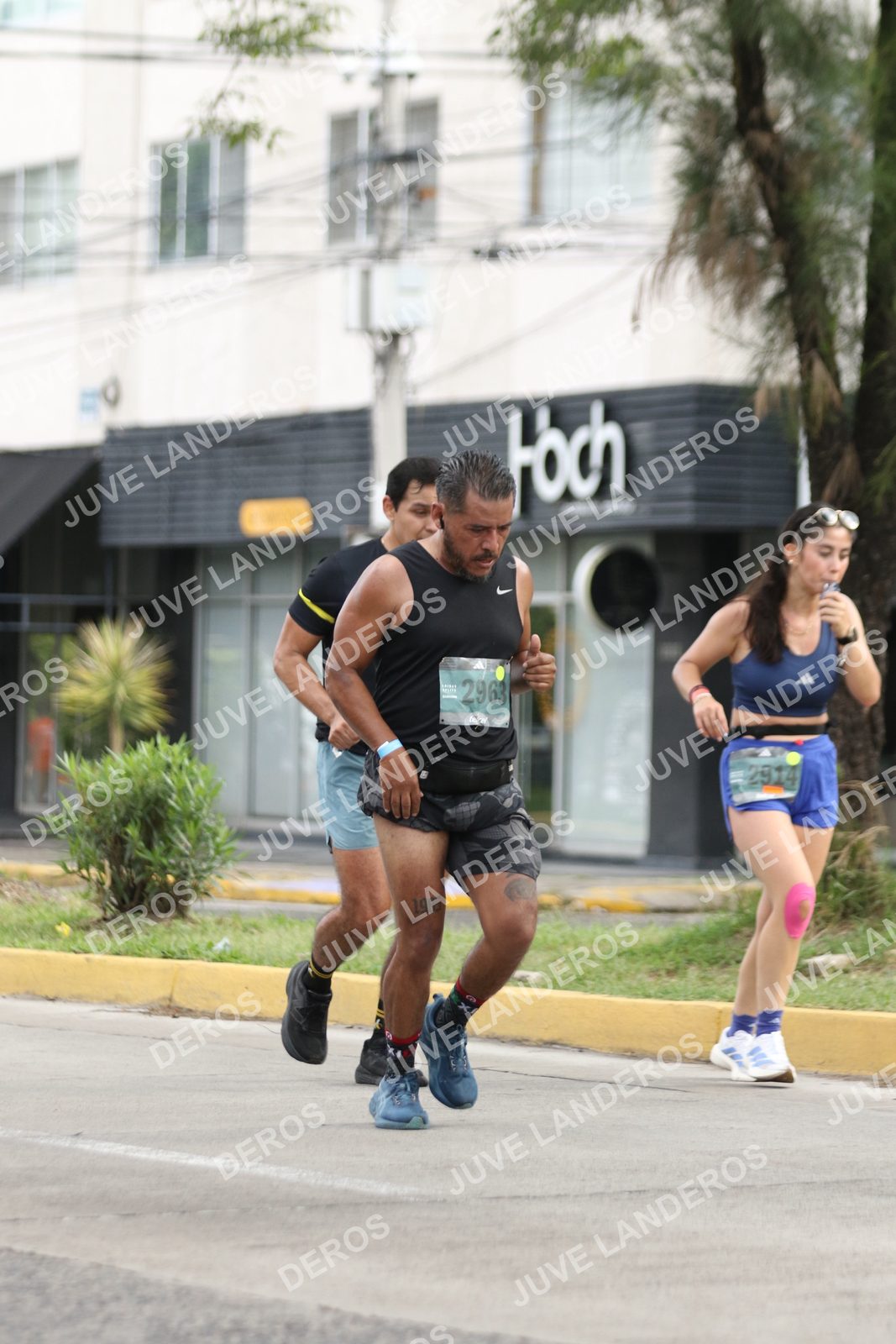 Foto de ADIDAS SPLITS GUADALAJARA 15K / 30K en Av. San Ignacio esquina Av. Ignacio L. Vallarta, Zapopan a las 09:03 · dorsal 2963, 2914, 1905