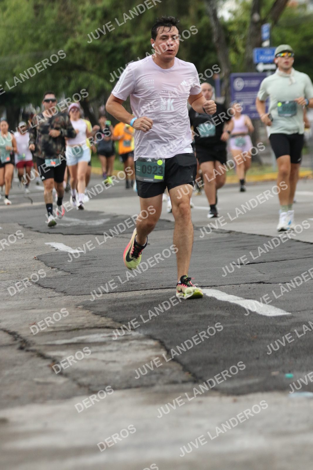 Foto de ADIDAS SPLITS GUADALAJARA 15K / 30K en Av. San Ignacio esquina Av. Ignacio L. Vallarta, Zapopan a las 06:57 · dorsal 923, 30, 15