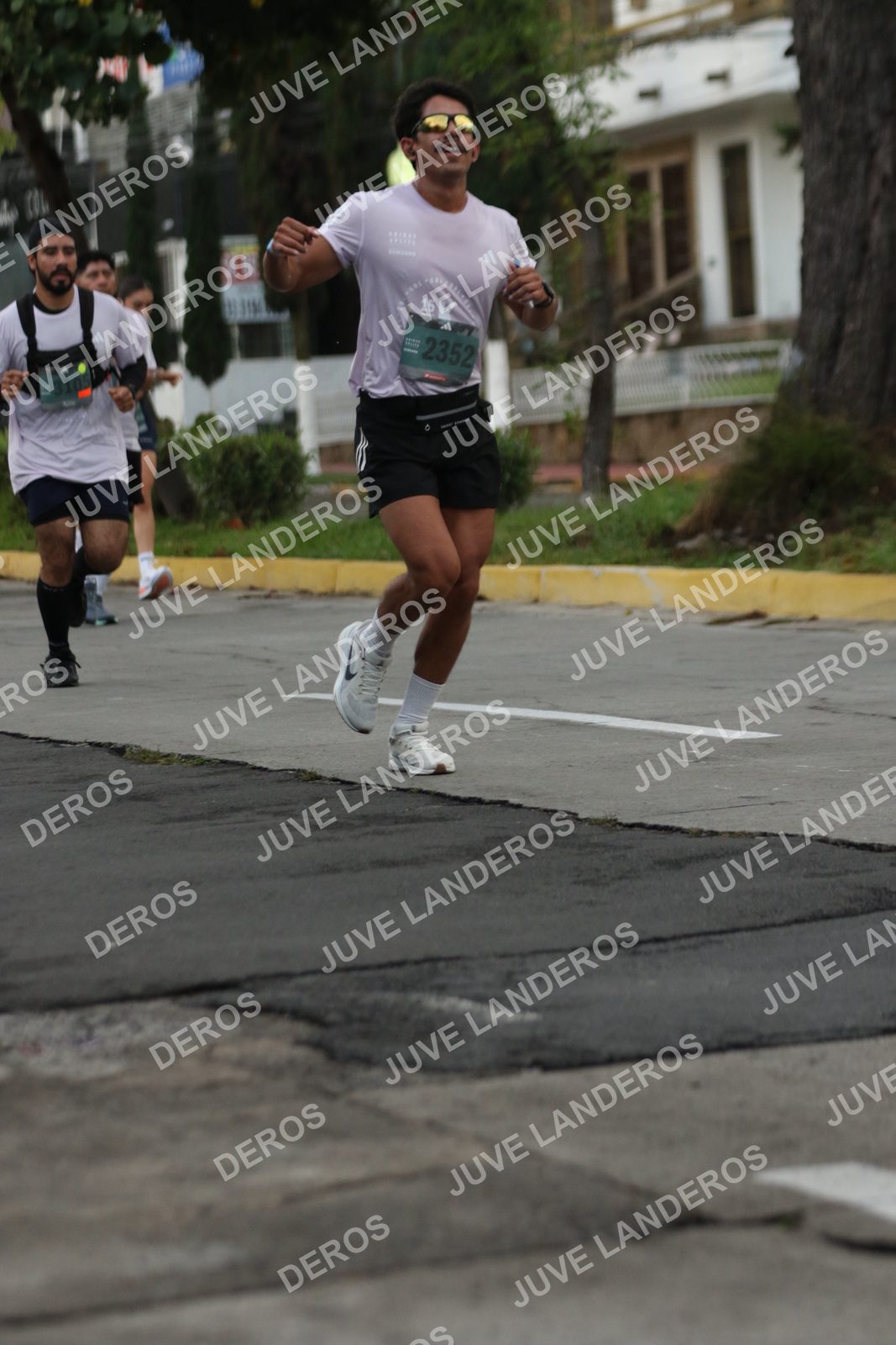 Foto de ADIDAS SPLITS GUADALAJARA 15K / 30K en Av. San Ignacio esquina Av. Ignacio L. Vallarta, Zapopan a las 06:56 · dorsal 2352, 15, 310