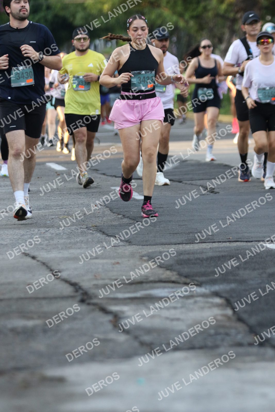 Foto de ADIDAS SPLITS GUADALAJARA 15K / 30K en Av. San Ignacio esquina Av. Ignacio L. Vallarta, Zapopan a las 07:16 · dorsal 3432, 3430, 345, 33