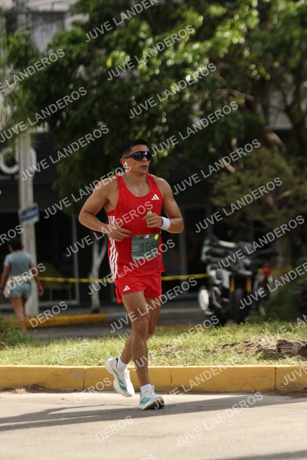 Foto de ADIDAS SPLITS GUADALAJARA 15K / 30K en Av. San Ignacio esquina Av. Ignacio L. Vallarta, Zapopan a las 09:12 · dorsal 1654