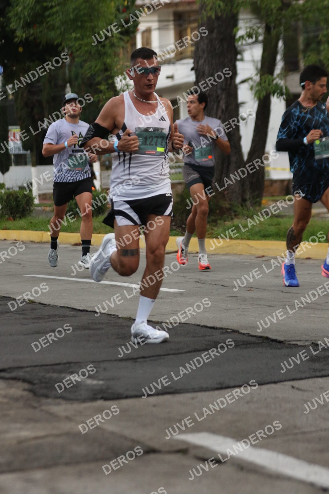 Foto de ADIDAS SPLITS GUADALAJARA 15K / 30K en Av. San Ignacio esquina Av. Ignacio L. Vallarta, Zapopan a las 06:51 · dorsal 1277, 1777, 1269