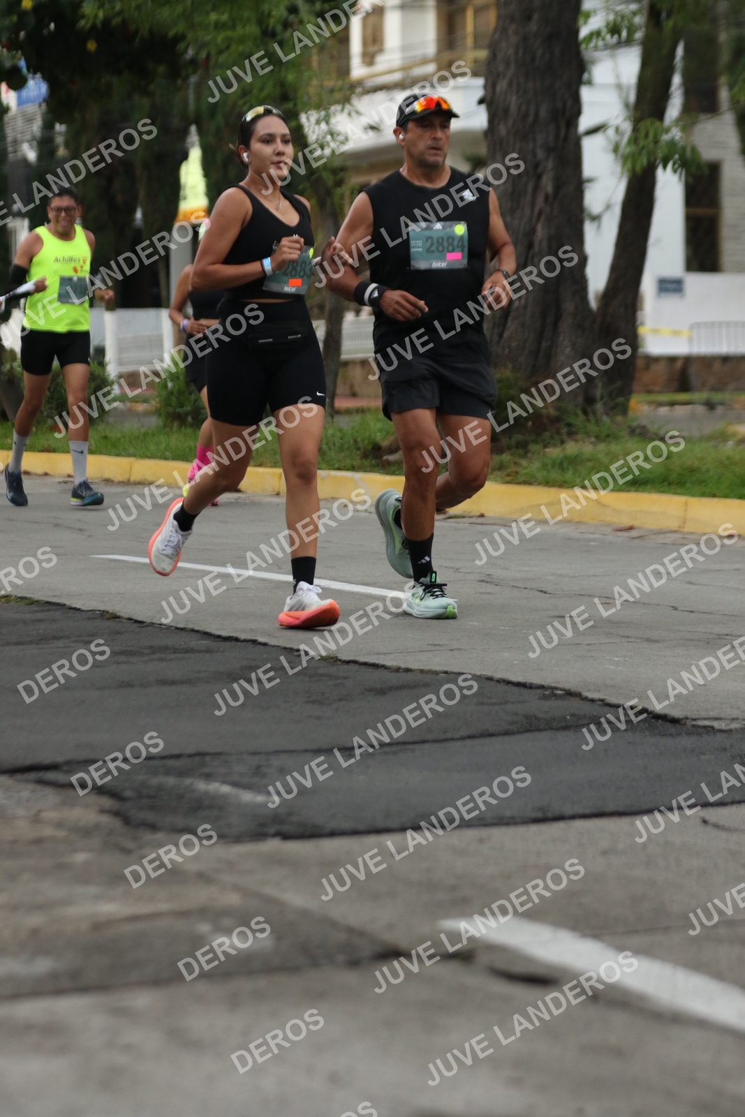 Foto de ADIDAS SPLITS GUADALAJARA 15K / 30K en Av. San Ignacio esquina Av. Ignacio L. Vallarta, Zapopan a las 06:57 · dorsal 2884, 2883