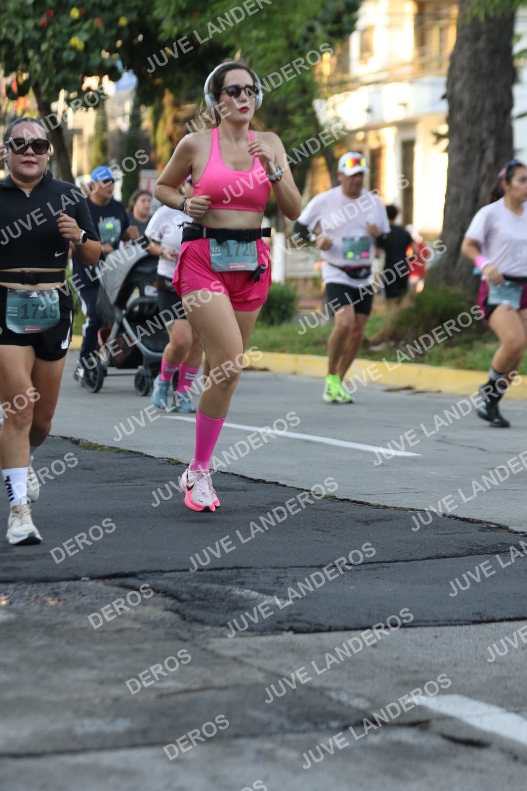 Foto de ADIDAS SPLITS GUADALAJARA 15K / 30K en Av. San Ignacio esquina Av. Ignacio L. Vallarta, Zapopan a las 07:18 · dorsal 1719, 1720