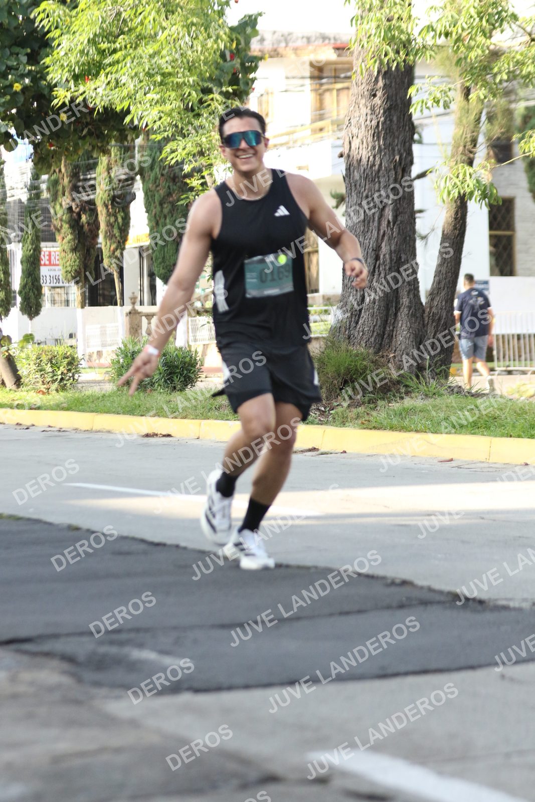 Foto de ADIDAS SPLITS GUADALAJARA 15K / 30K en Av. San Ignacio esquina Av. Ignacio L. Vallarta, Zapopan a las 08:27 · dorsal 169, 3156, 33