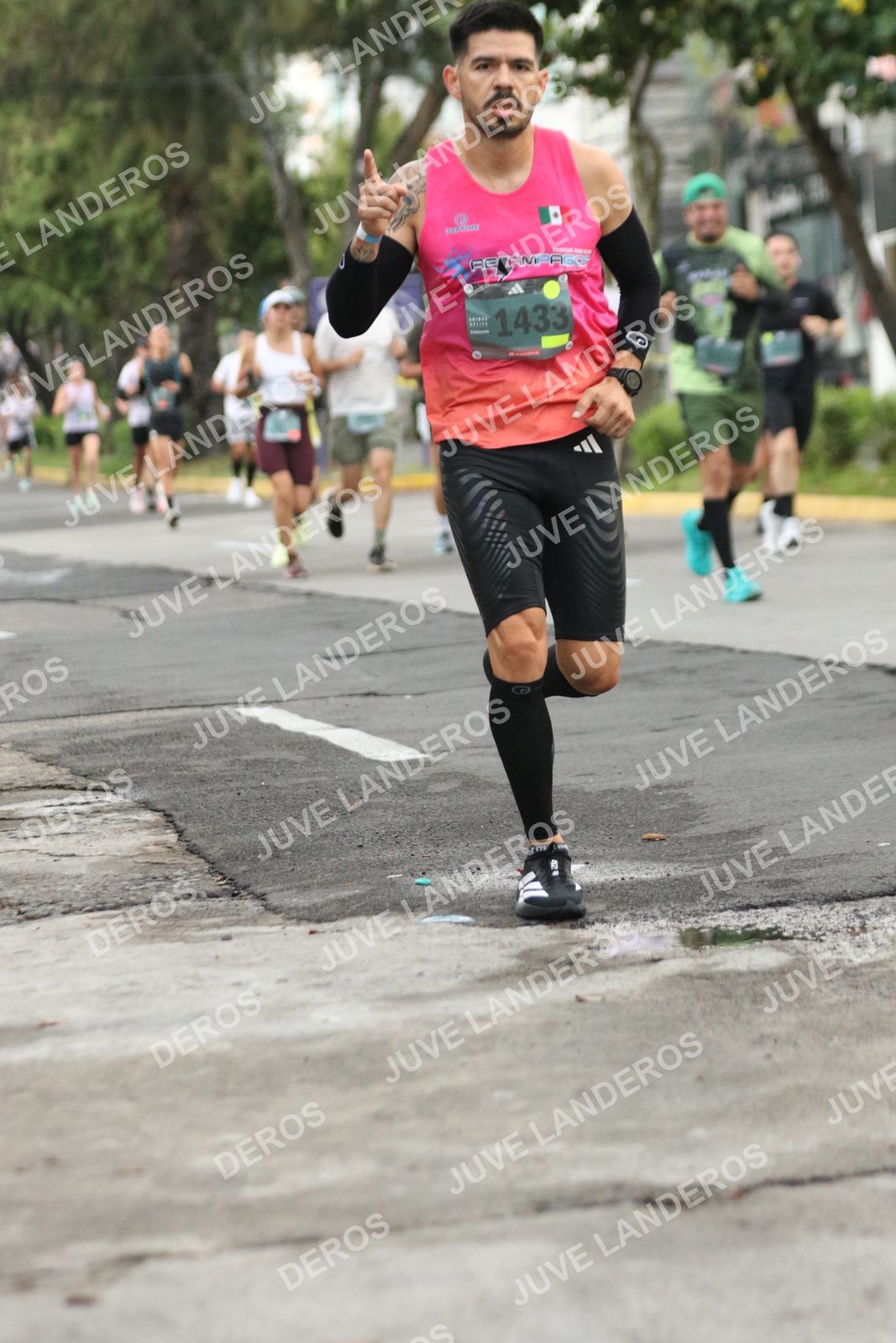 Foto de ADIDAS SPLITS GUADALAJARA 15K / 30K en Av. San Ignacio esquina Av. Ignacio L. Vallarta, Zapopan a las 06:55 · dorsal 1433