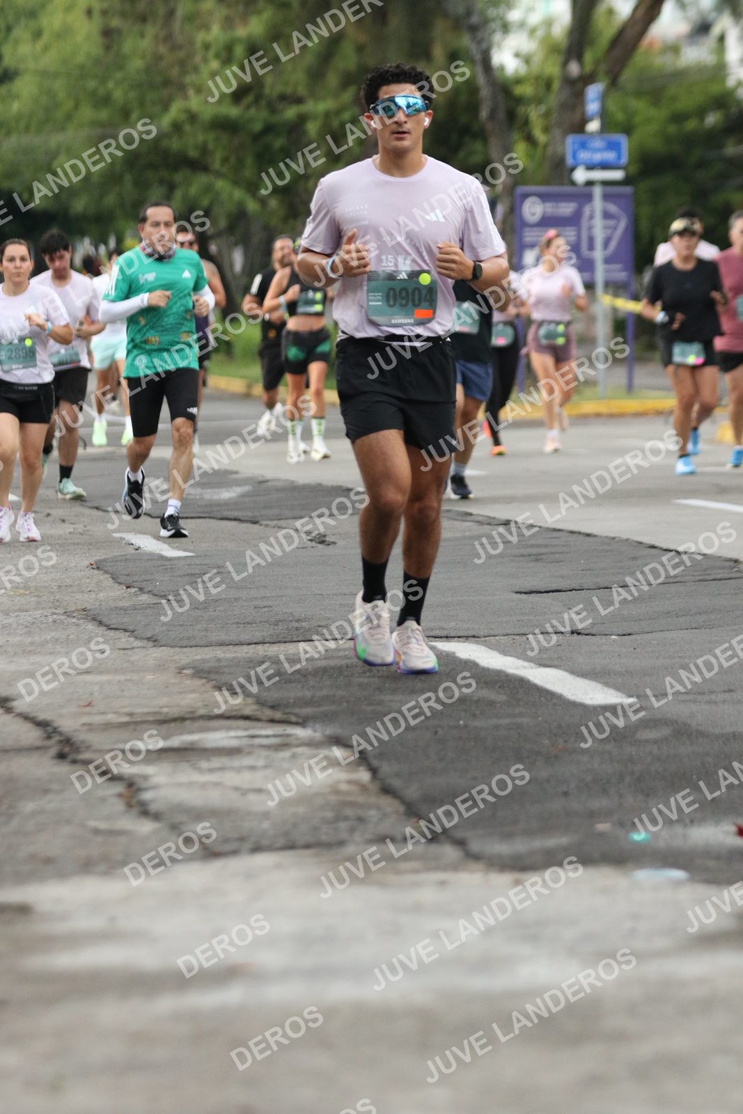 Foto de ADIDAS SPLITS GUADALAJARA 15K / 30K en Av. San Ignacio esquina Av. Ignacio L. Vallarta, Zapopan a las 06:58 · dorsal 904, 15, 2895