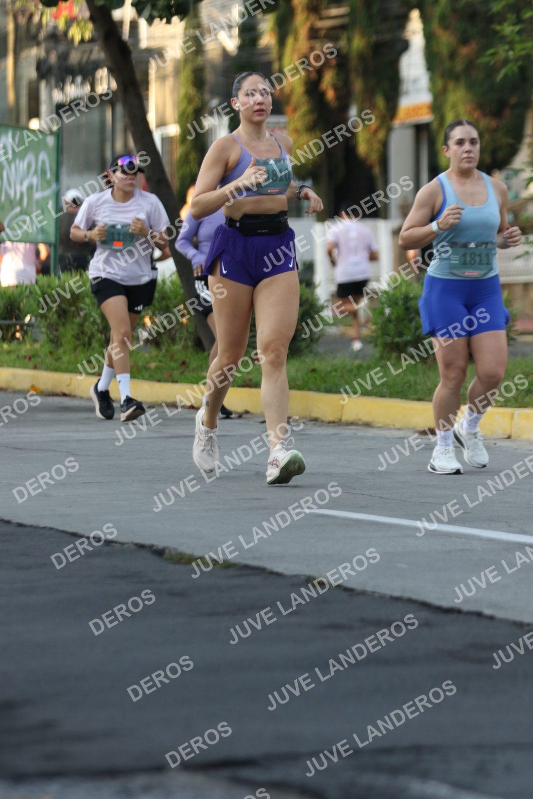Foto de ADIDAS SPLITS GUADALAJARA 15K / 30K en Av. San Ignacio esquina Av. Ignacio L. Vallarta, Zapopan a las 07:19 · dorsal 1811, 1810, 1189