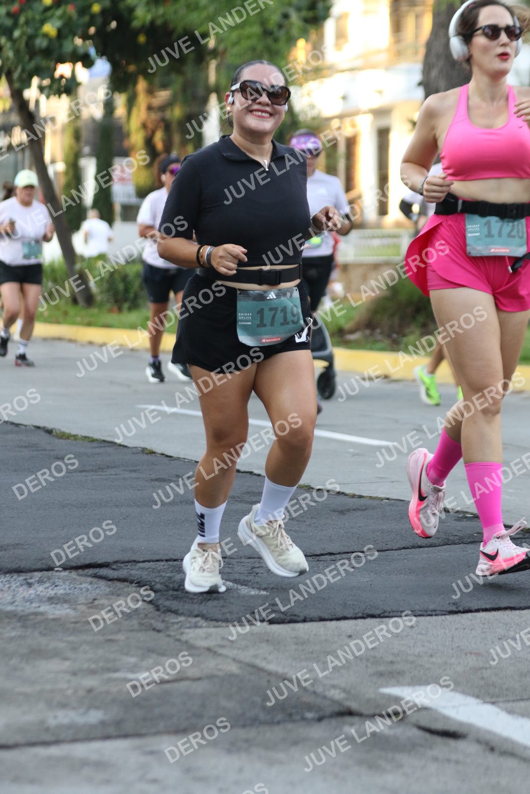 Foto de ADIDAS SPLITS GUADALAJARA 15K / 30K en Av. San Ignacio esquina Av. Ignacio L. Vallarta, Zapopan a las 07:18 · dorsal 1719, 1720