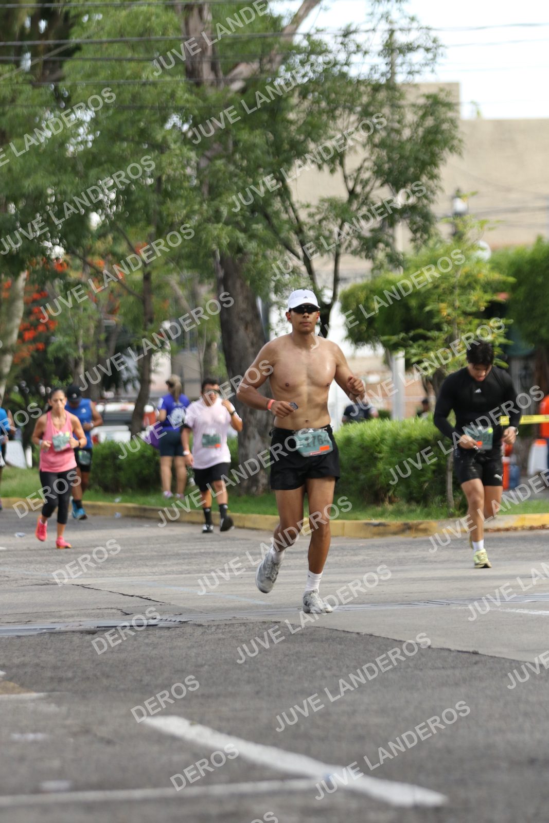 Foto de ADIDAS SPLITS GUADALAJARA 15K / 30K en Av. San Ignacio esquina Av. Ignacio L. Vallarta, Zapopan a las 09:02 · dorsal 1764