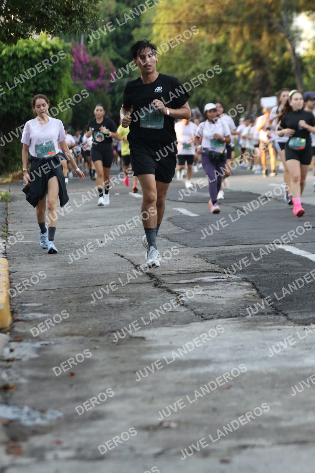 Foto de ADIDAS SPLITS GUADALAJARA 15K / 30K en Av. San Ignacio esquina Av. Ignacio L. Vallarta, Zapopan a las 07:10 · dorsal 1066, 1067