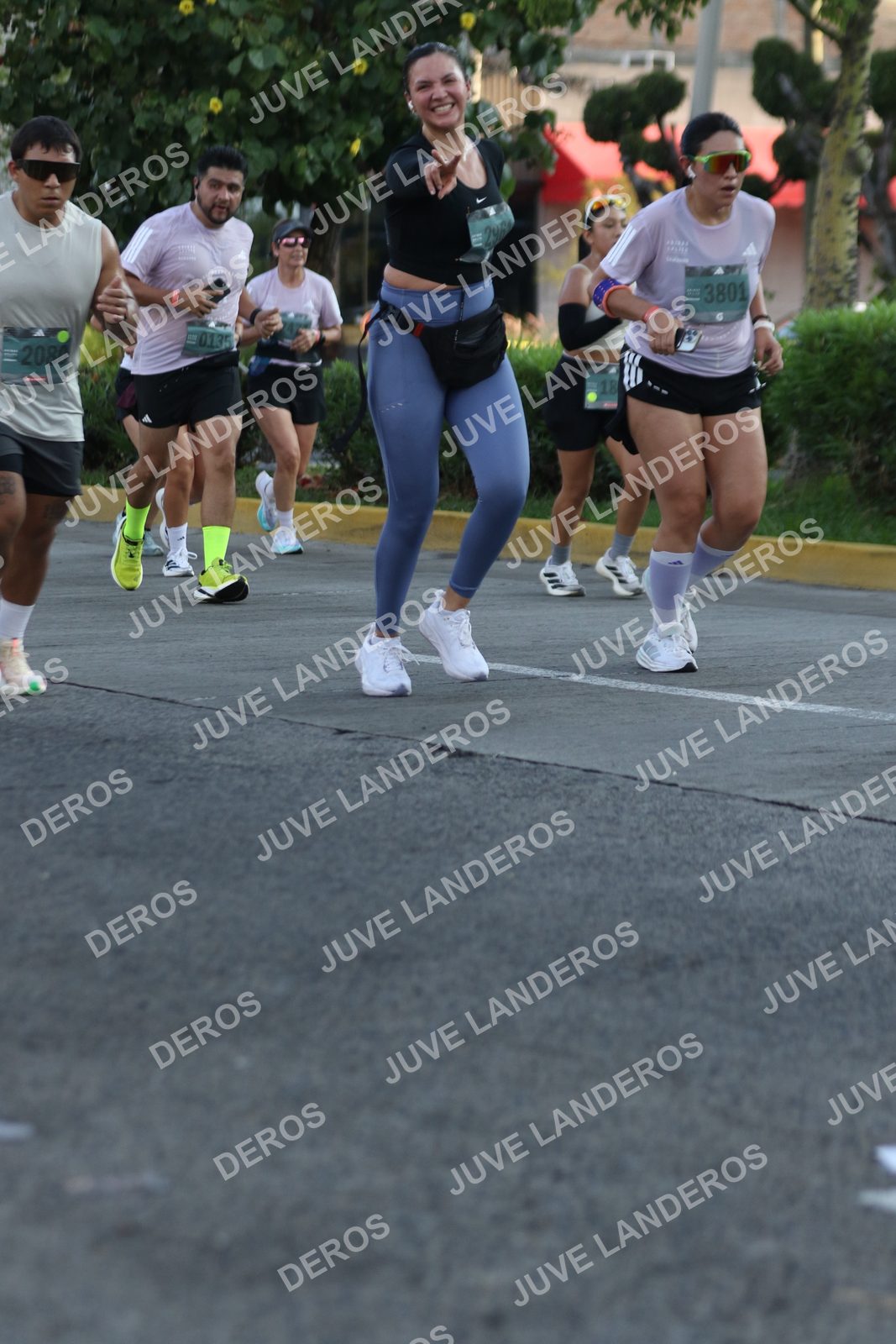 Foto de ADIDAS SPLITS GUADALAJARA 15K / 30K en Av. San Ignacio esquina Av. Ignacio L. Vallarta, Zapopan a las 07:37 · dorsal 3801, 2080, 135, 18