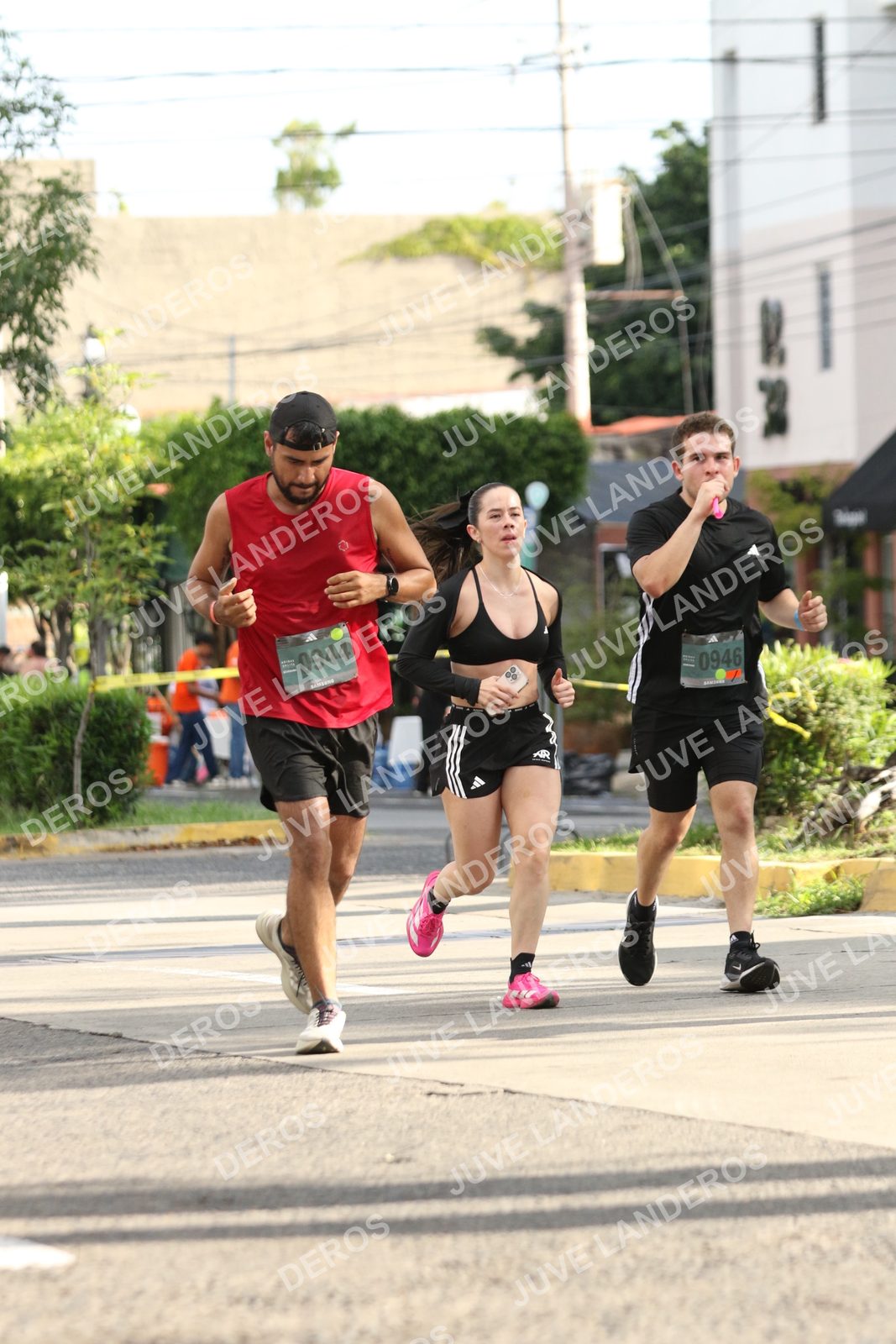 Foto de ADIDAS SPLITS GUADALAJARA 15K / 30K en Av. San Ignacio esquina Av. Ignacio L. Vallarta, Zapopan a las 08:54 · dorsal 944, 946