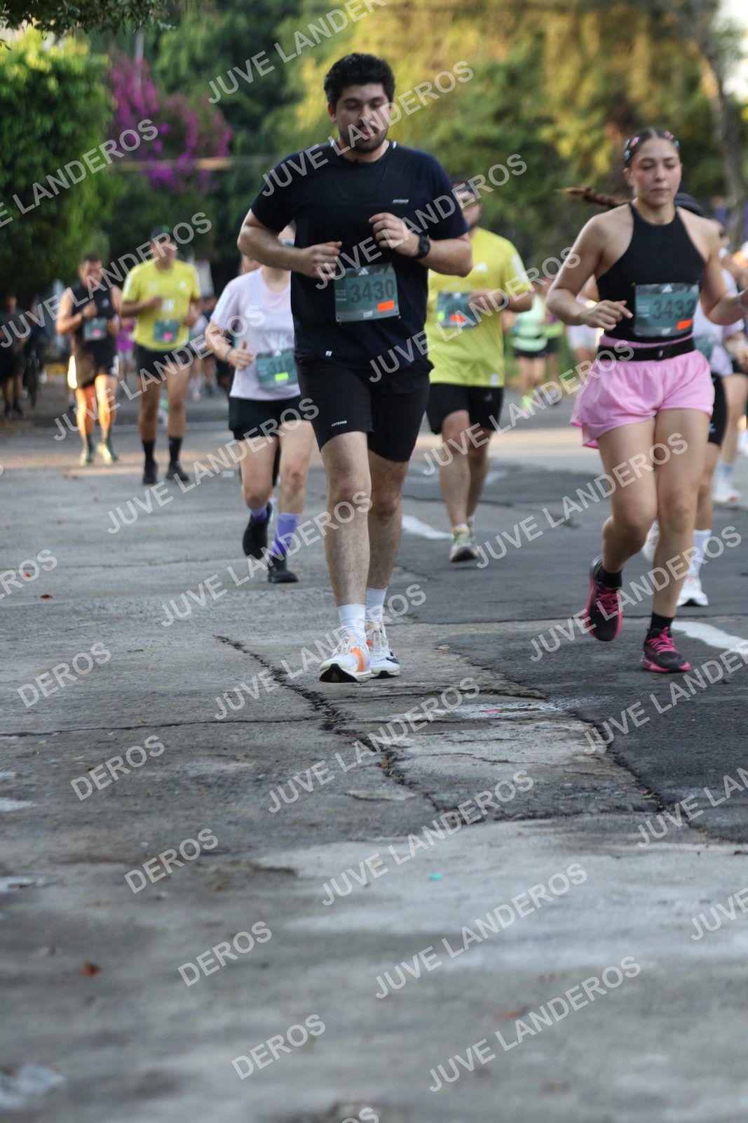 Foto de ADIDAS SPLITS GUADALAJARA 15K / 30K en Av. San Ignacio esquina Av. Ignacio L. Vallarta, Zapopan a las 07:16 · dorsal 3430, 3432