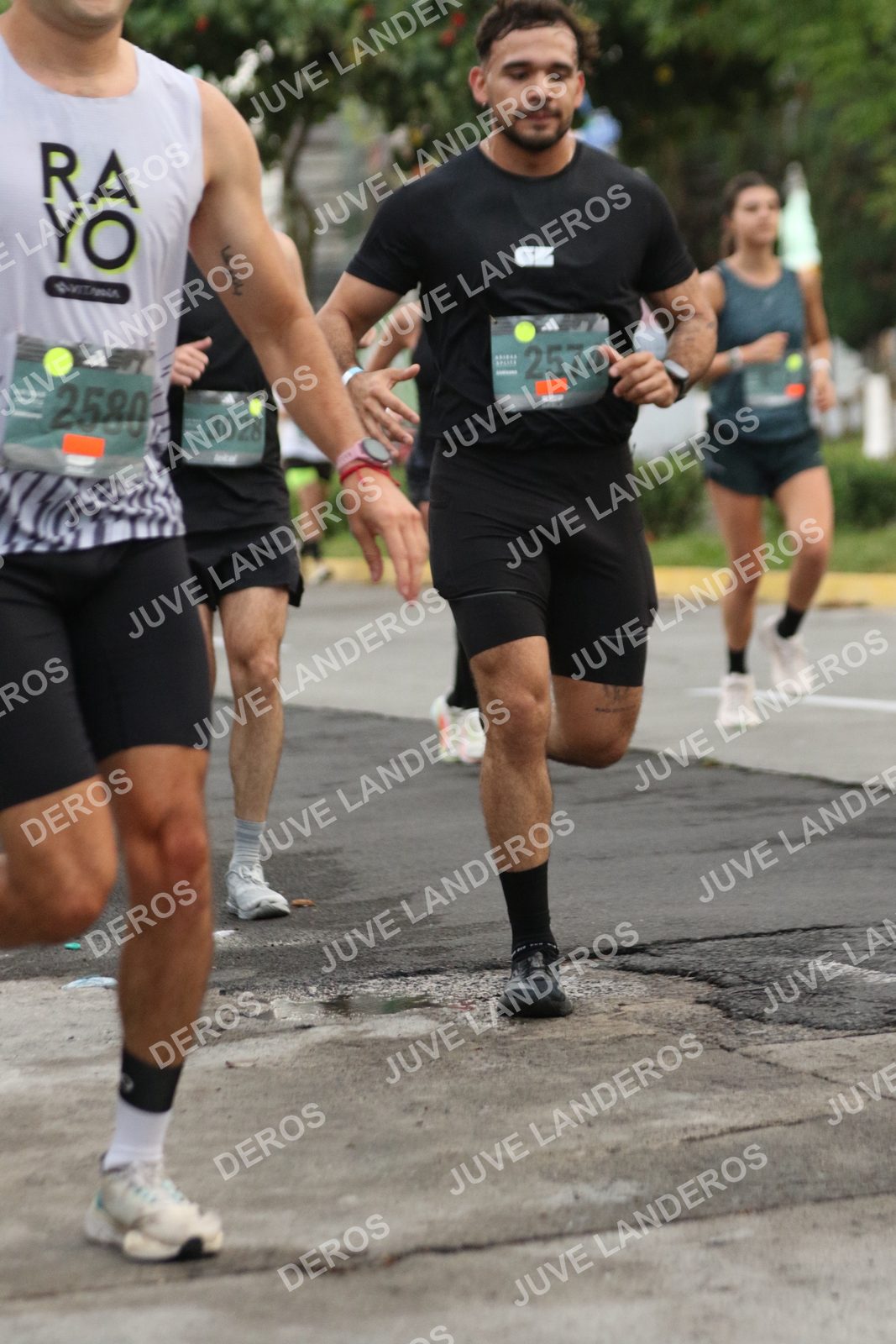 Foto de ADIDAS SPLITS GUADALAJARA 15K / 30K en Av. San Ignacio esquina Av. Ignacio L. Vallarta, Zapopan a las 06:53 · dorsal 2580, 3028, 2574