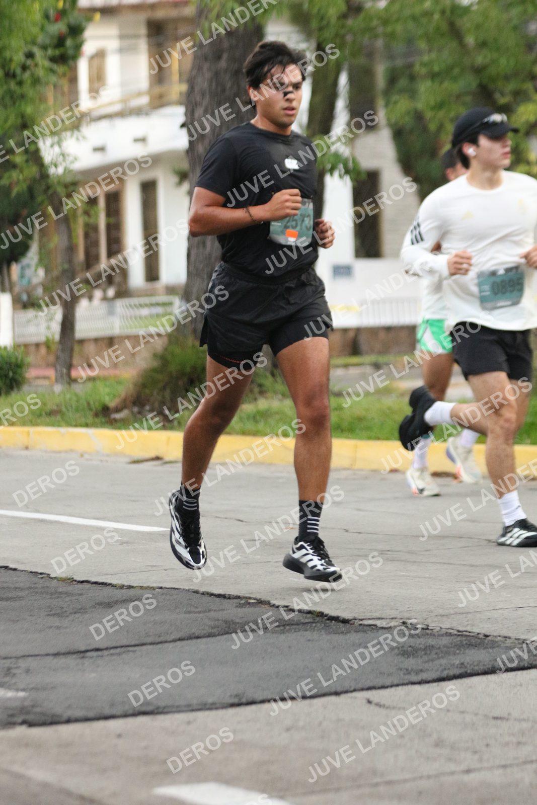 Foto de ADIDAS SPLITS GUADALAJARA 15K / 30K en Av. San Ignacio esquina Av. Ignacio L. Vallarta, Zapopan a las 06:53 · dorsal 895, 2573