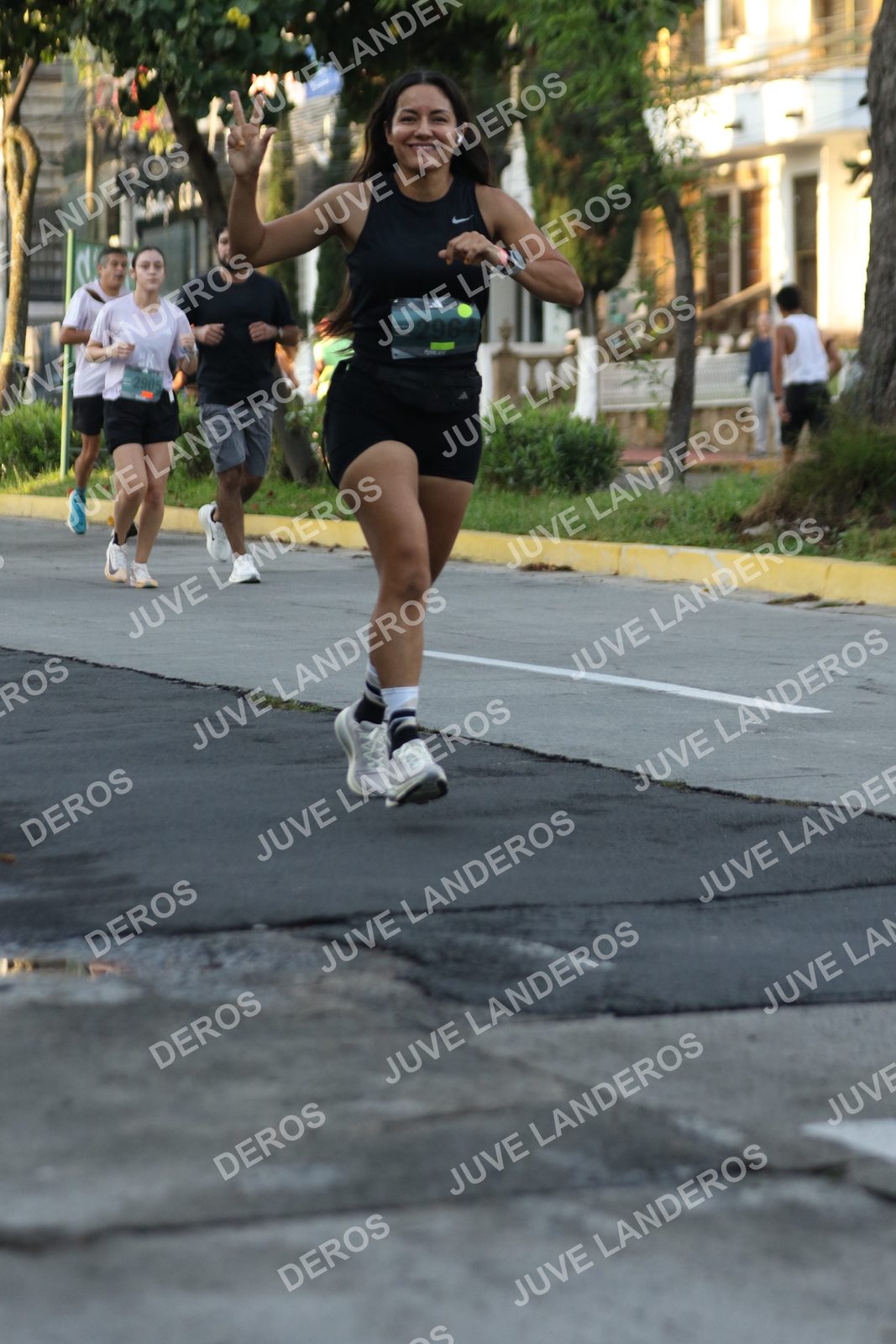 Foto de ADIDAS SPLITS GUADALAJARA 15K / 30K en Av. San Ignacio esquina Av. Ignacio L. Vallarta, Zapopan a las 07:17 · dorsal 2964, 2905