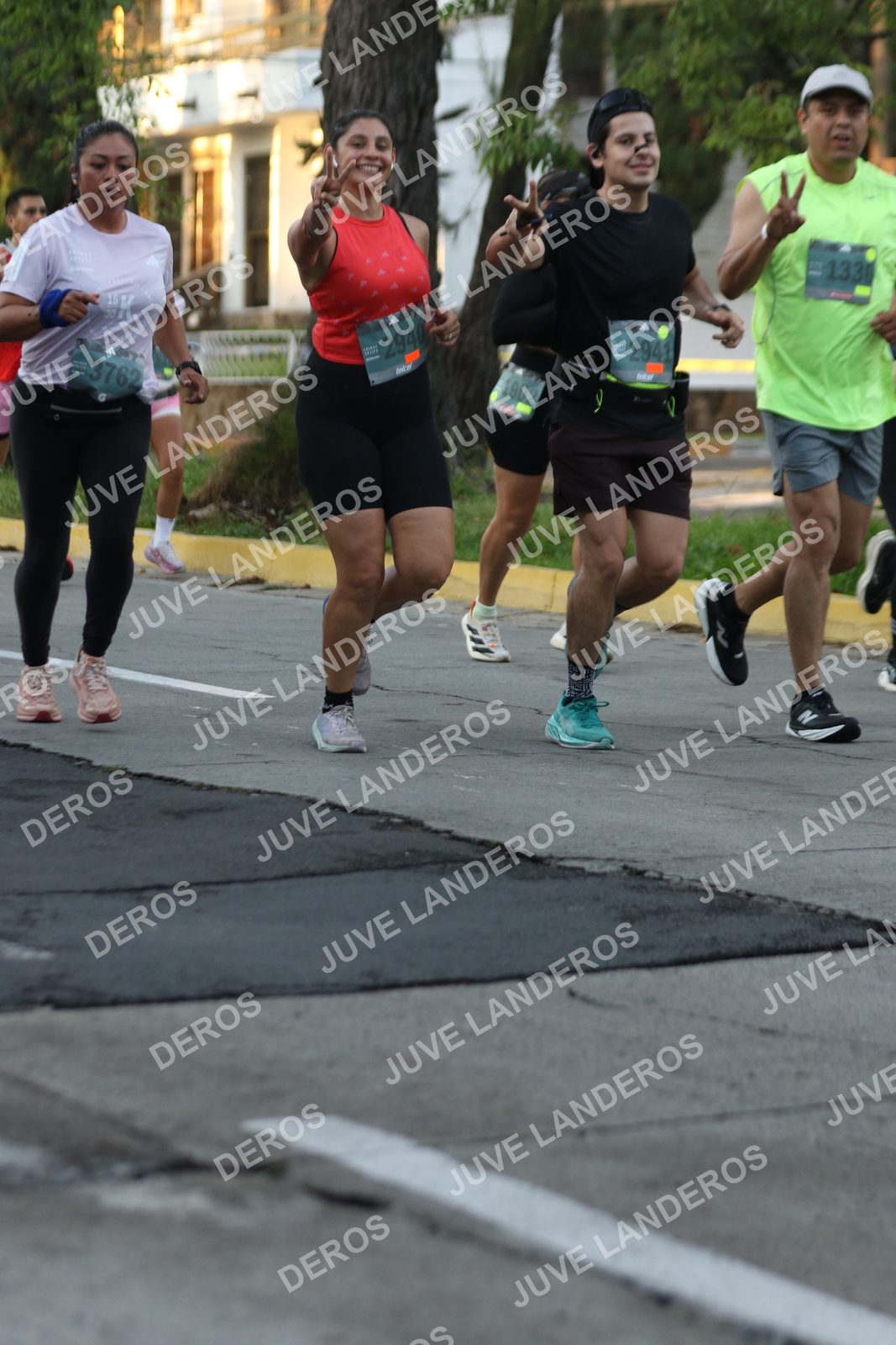 Foto de ADIDAS SPLITS GUADALAJARA 15K / 30K en Av. San Ignacio esquina Av. Ignacio L. Vallarta, Zapopan a las 07:12 · dorsal 3762, 2941, 2940, 1902