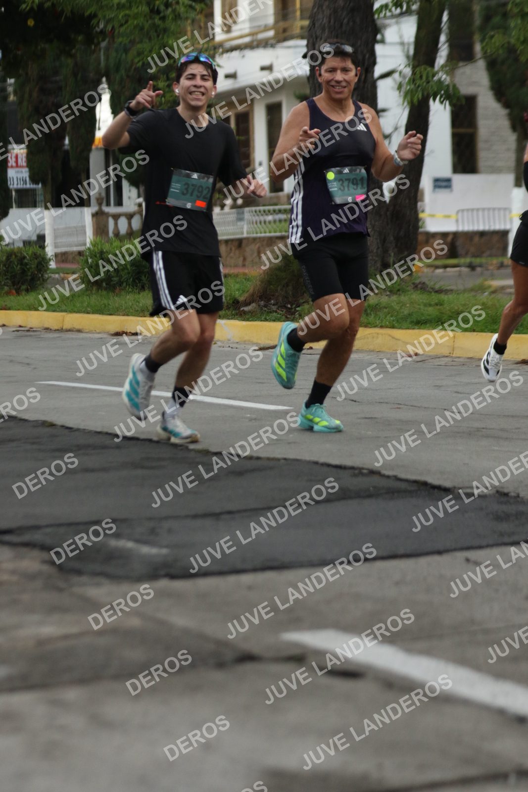 Foto de ADIDAS SPLITS GUADALAJARA 15K / 30K en Av. San Ignacio esquina Av. Ignacio L. Vallarta, Zapopan a las 06:56 · dorsal 3792, 3791