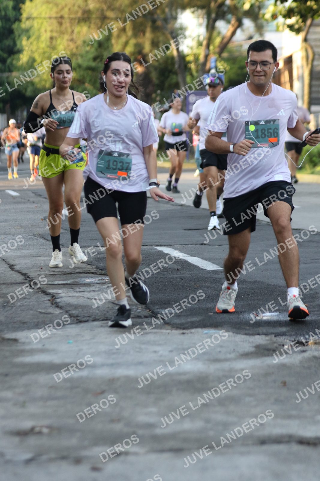 Foto de ADIDAS SPLITS GUADALAJARA 15K / 30K en Av. San Ignacio esquina Av. Ignacio L. Vallarta, Zapopan a las 07:19 · dorsal 1856, 1937, 205