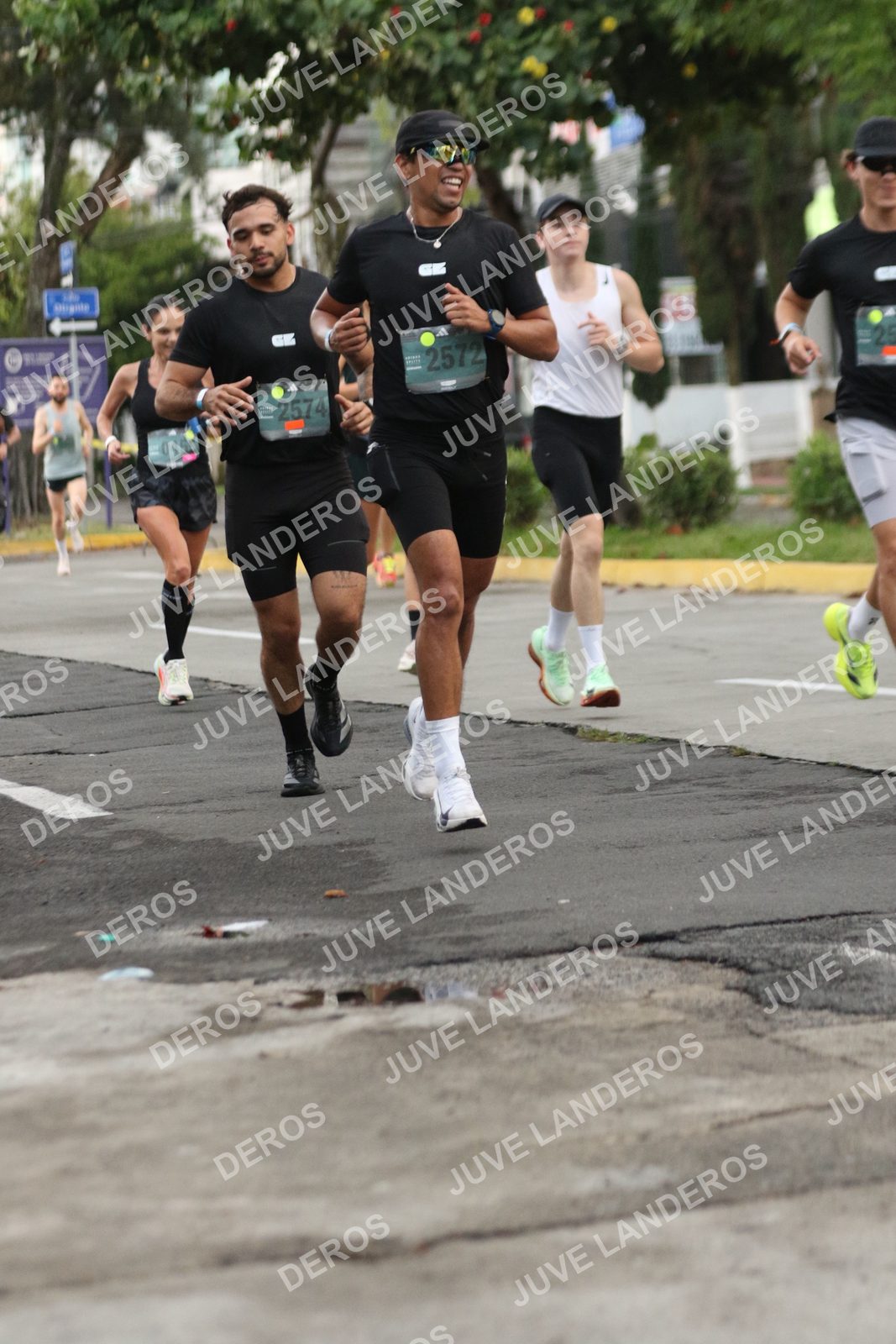 Foto de ADIDAS SPLITS GUADALAJARA 15K / 30K en Av. San Ignacio esquina Av. Ignacio L. Vallarta, Zapopan a las 06:53 · dorsal 2574, 2572