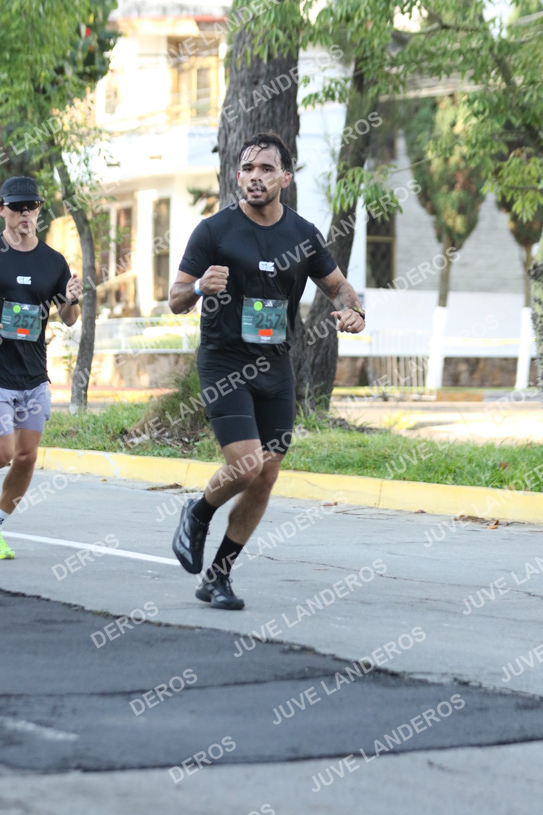Foto de ADIDAS SPLITS GUADALAJARA 15K / 30K en Av. San Ignacio esquina Av. Ignacio L. Vallarta, Zapopan a las 07:58 · dorsal 2574, 2571