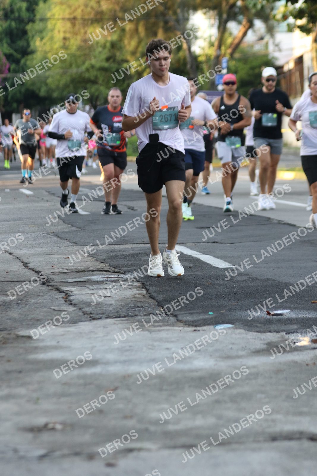 Foto de ADIDAS SPLITS GUADALAJARA 15K / 30K en Av. San Ignacio esquina Av. Ignacio L. Vallarta, Zapopan a las 07:13 · dorsal 2671