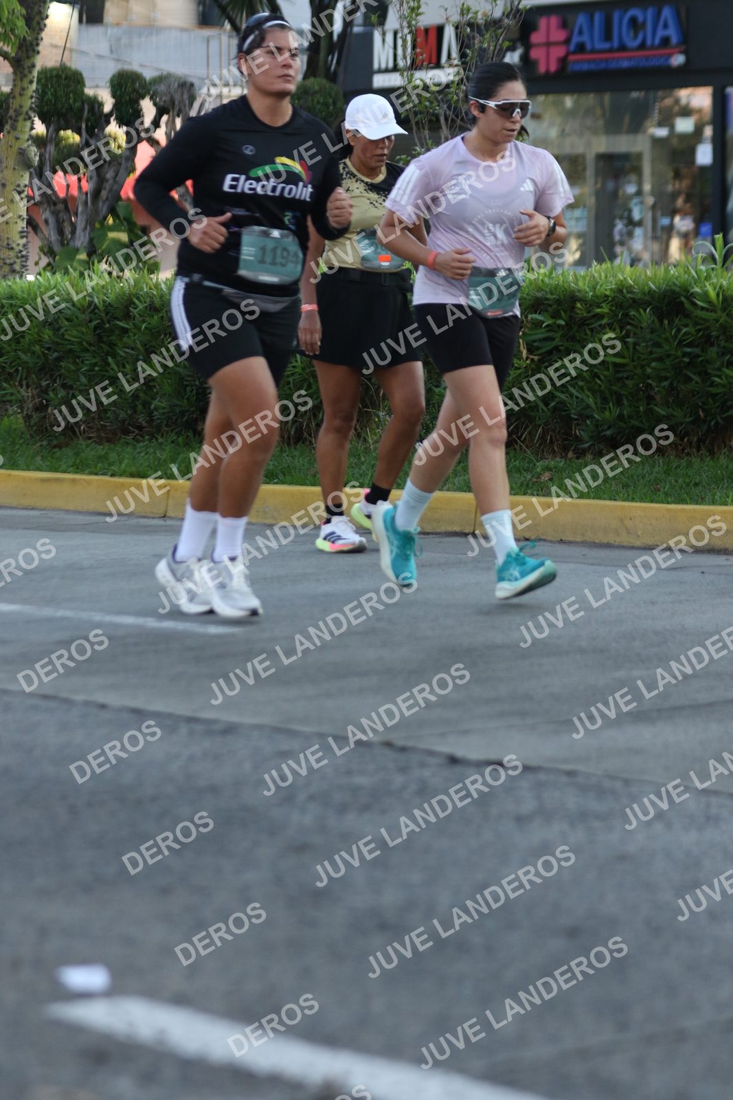 Foto de ADIDAS SPLITS GUADALAJARA 15K / 30K en Av. San Ignacio esquina Av. Ignacio L. Vallarta, Zapopan a las 07:42 · dorsal 1194, 1642