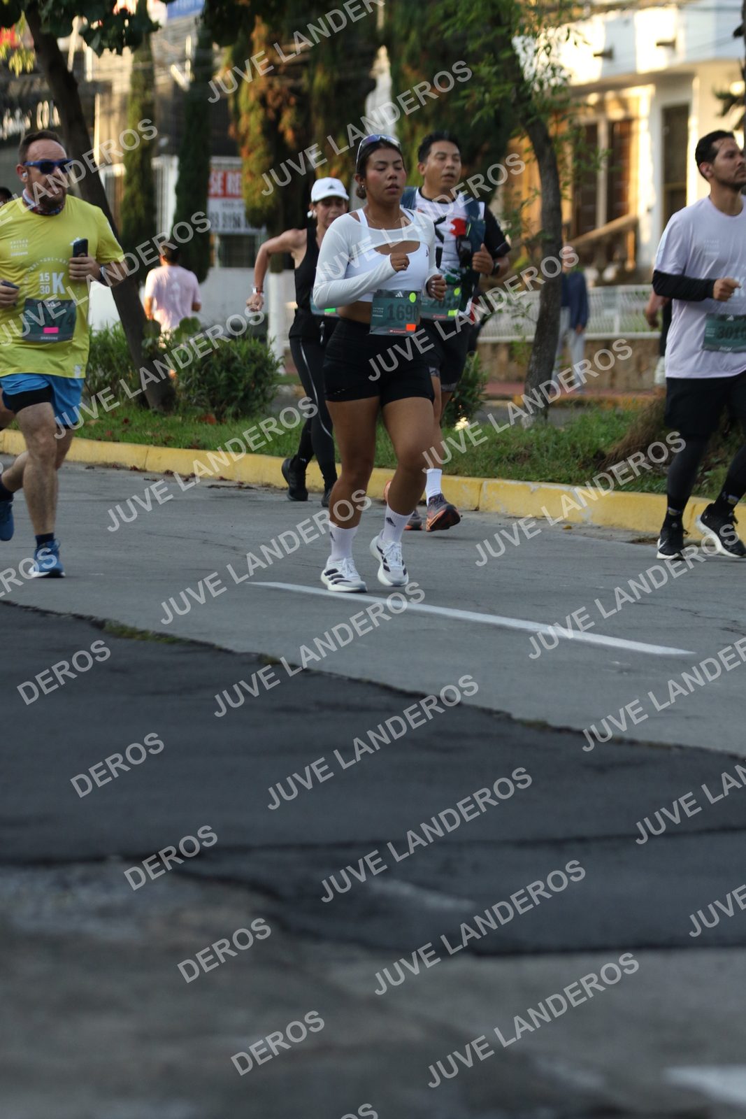 Foto de ADIDAS SPLITS GUADALAJARA 15K / 30K en Av. San Ignacio esquina Av. Ignacio L. Vallarta, Zapopan a las 07:18 · dorsal 1690, 374, 30, 15