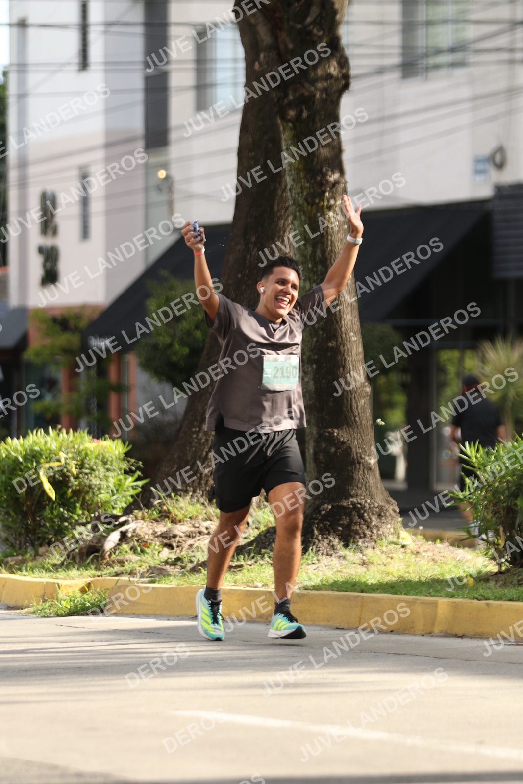 Foto de ADIDAS SPLITS GUADALAJARA 15K / 30K en Av. San Ignacio esquina Av. Ignacio L. Vallarta, Zapopan a las 08:59 · dorsal 2190