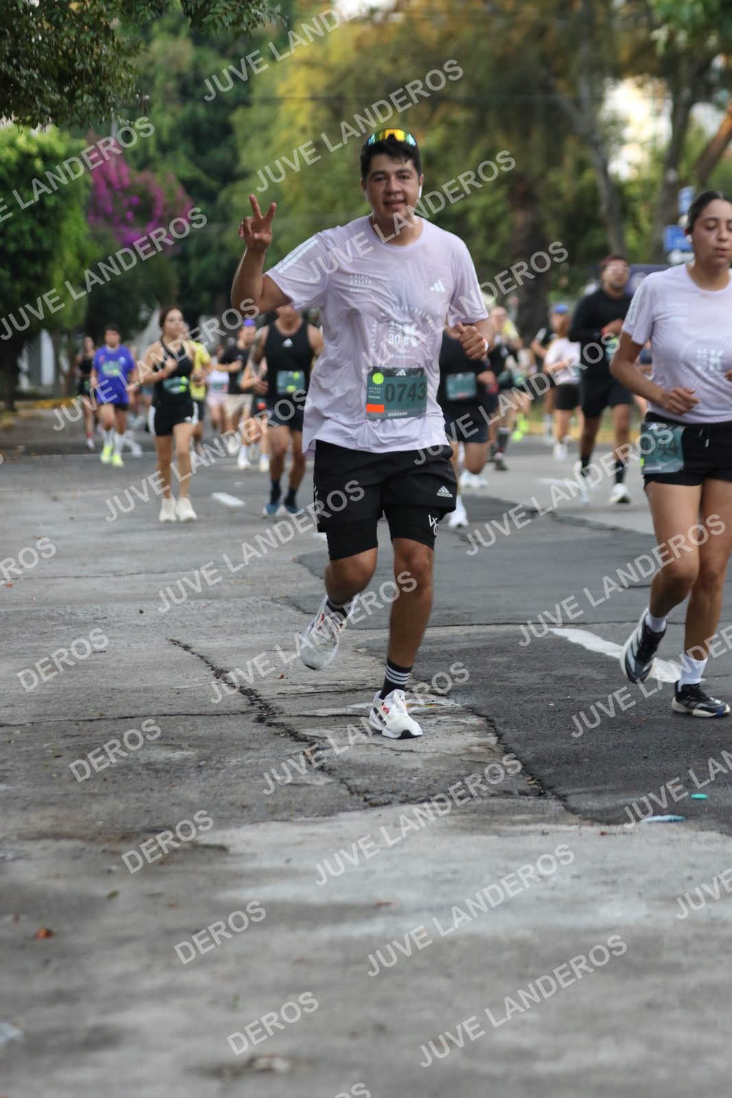 Foto de ADIDAS SPLITS GUADALAJARA 15K / 30K en Av. San Ignacio esquina Av. Ignacio L. Vallarta, Zapopan a las 07:06 · dorsal 743, 744