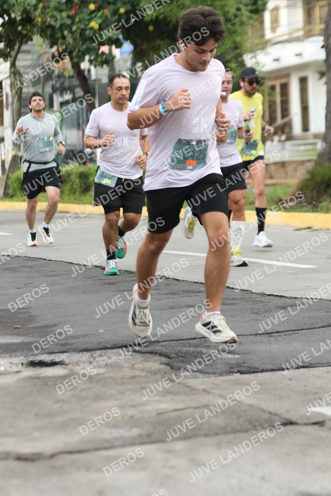 Foto de ADIDAS SPLITS GUADALAJARA 15K / 30K en Av. San Ignacio esquina Av. Ignacio L. Vallarta, Zapopan a las 06:56 · dorsal 3425, 30, 251