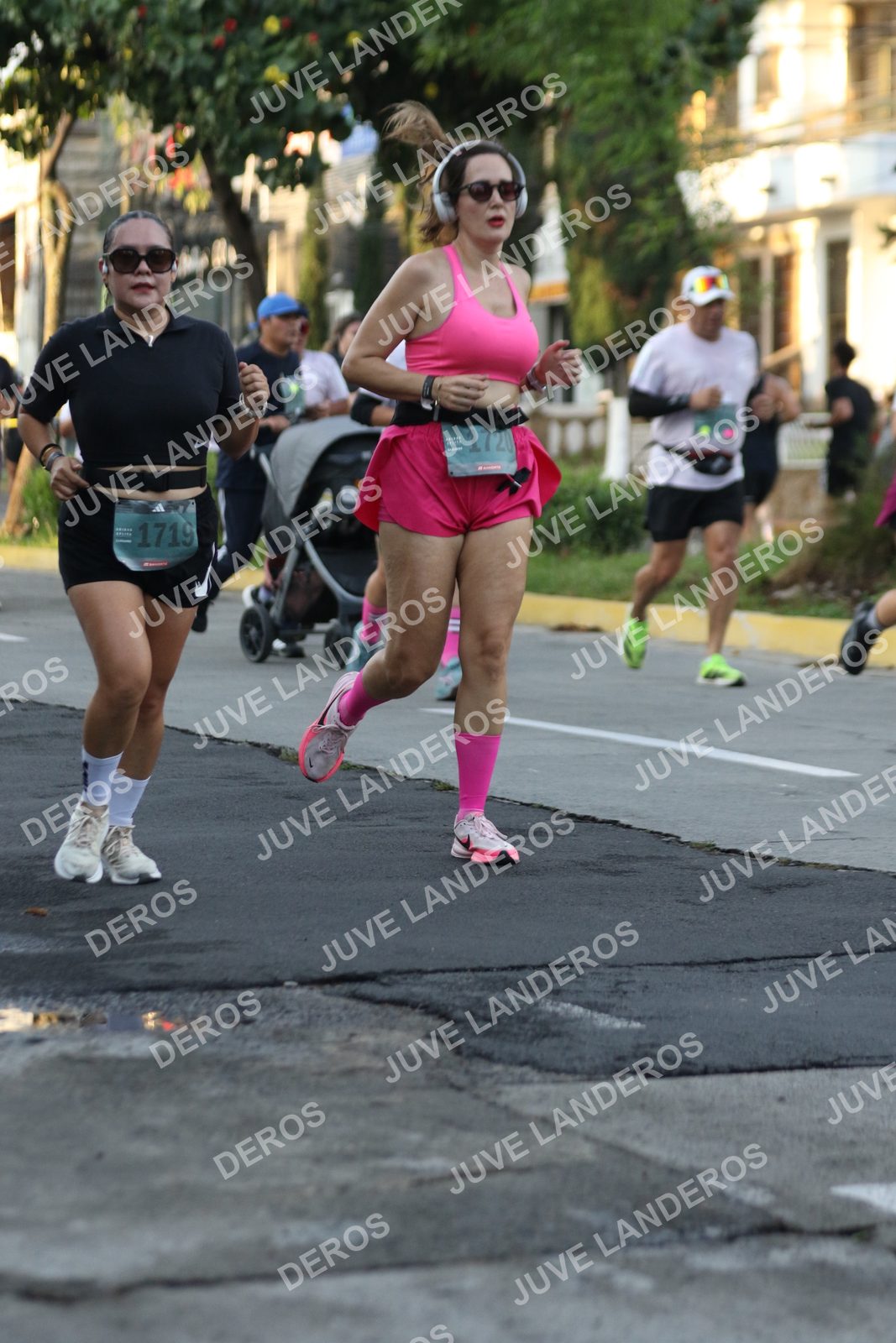 Foto de ADIDAS SPLITS GUADALAJARA 15K / 30K en Av. San Ignacio esquina Av. Ignacio L. Vallarta, Zapopan a las 07:18 · dorsal 1719, 1720