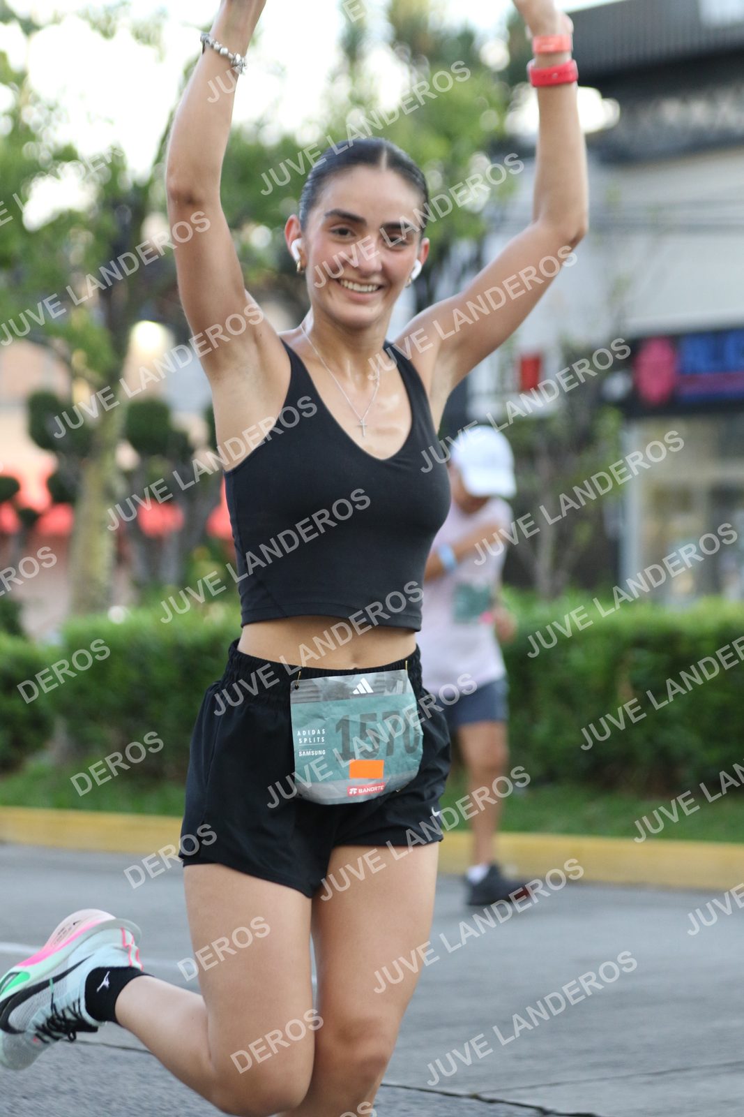 Foto de ADIDAS SPLITS GUADALAJARA 15K / 30K en Av. San Ignacio esquina Av. Ignacio L. Vallarta, Zapopan a las 07:37 · dorsal 1570