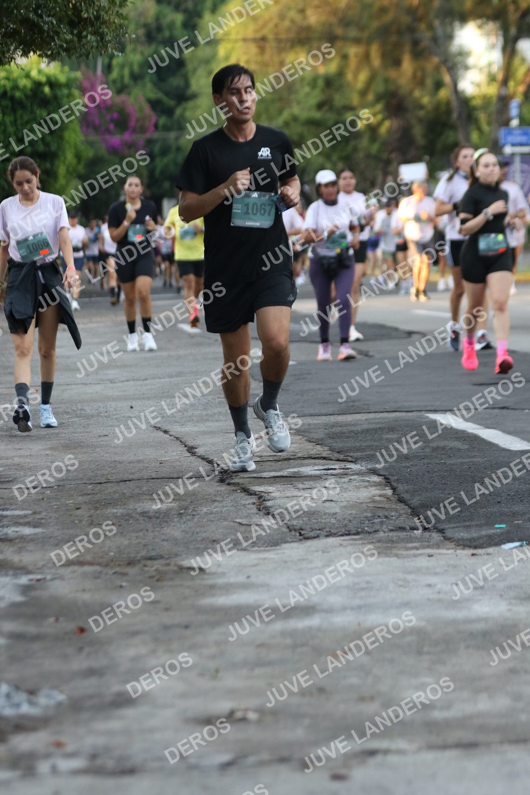 Foto de ADIDAS SPLITS GUADALAJARA 15K / 30K en Av. San Ignacio esquina Av. Ignacio L. Vallarta, Zapopan a las 07:10 · dorsal 1067, 1066