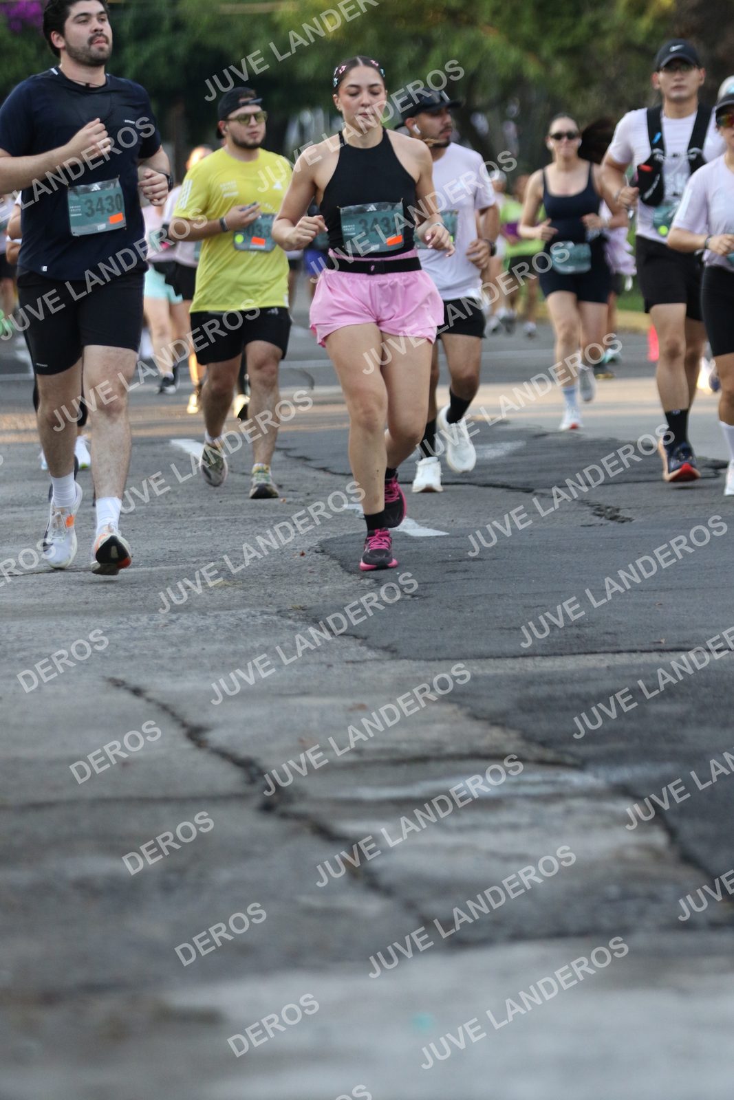 Foto de ADIDAS SPLITS GUADALAJARA 15K / 30K en Av. San Ignacio esquina Av. Ignacio L. Vallarta, Zapopan a las 07:16 · dorsal 3432, 3430