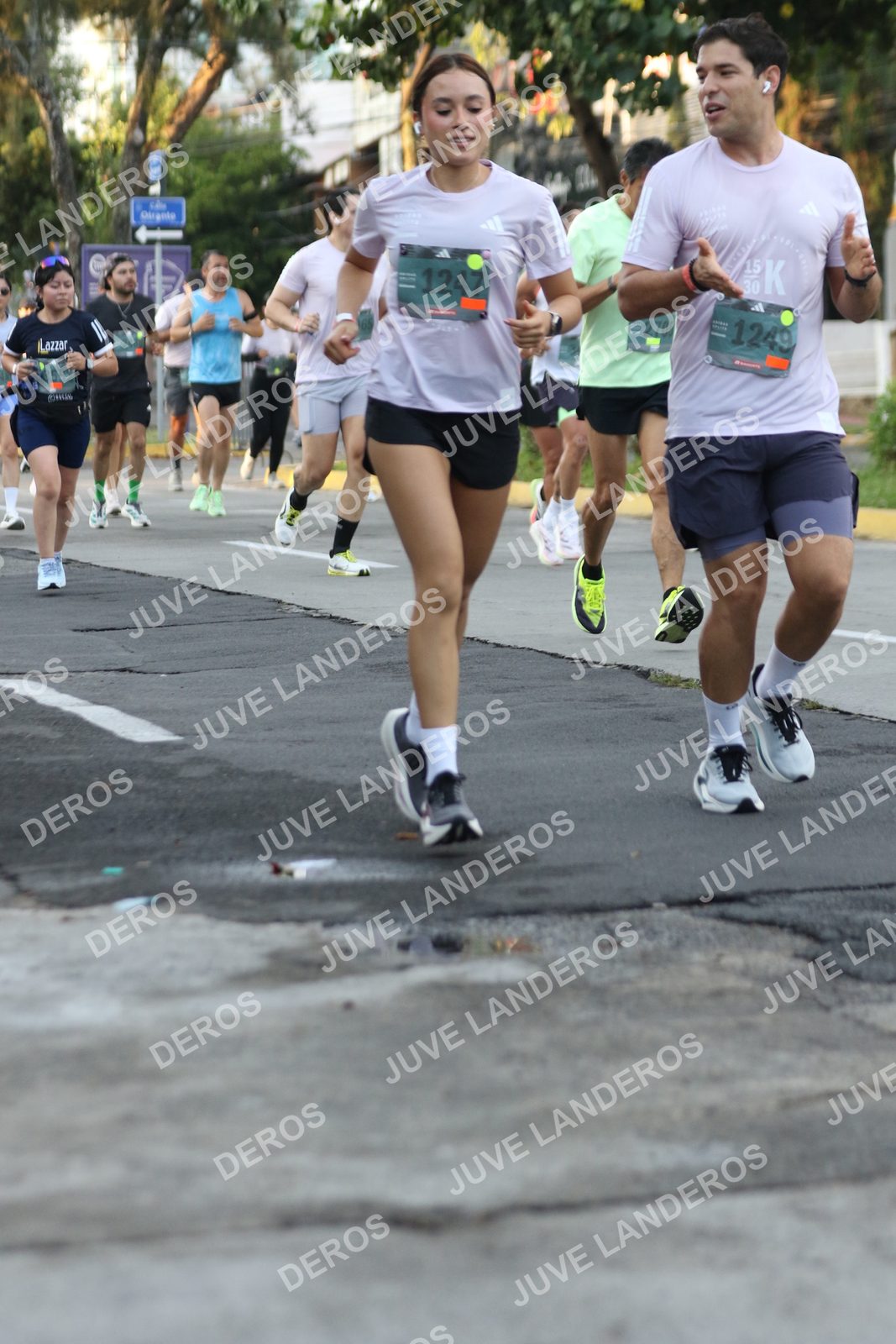 Foto de ADIDAS SPLITS GUADALAJARA 15K / 30K en Av. San Ignacio esquina Av. Ignacio L. Vallarta, Zapopan a las 07:10 · dorsal 1247, 1249, 30, 2705