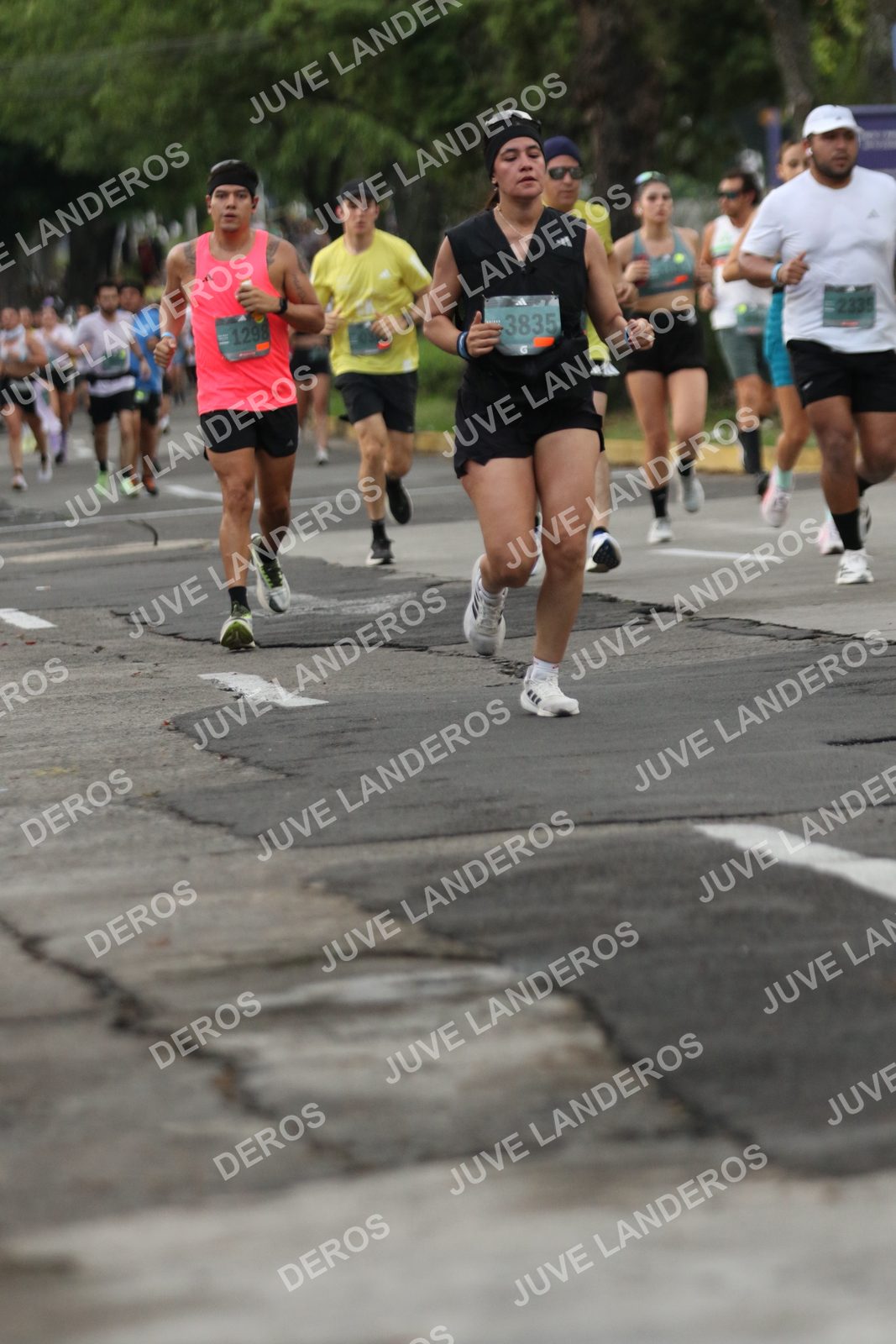 Foto de ADIDAS SPLITS GUADALAJARA 15K / 30K en Av. San Ignacio esquina Av. Ignacio L. Vallarta, Zapopan a las 06:57 · dorsal 3835, 1298, 2335