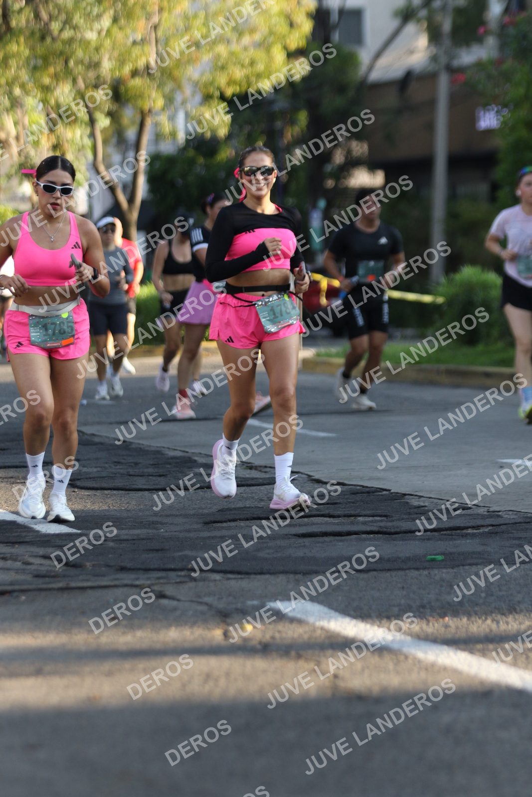 Foto de ADIDAS SPLITS GUADALAJARA 15K / 30K en Av. San Ignacio esquina Av. Ignacio L. Vallarta, Zapopan a las 07:50 · dorsal 1785, 1784