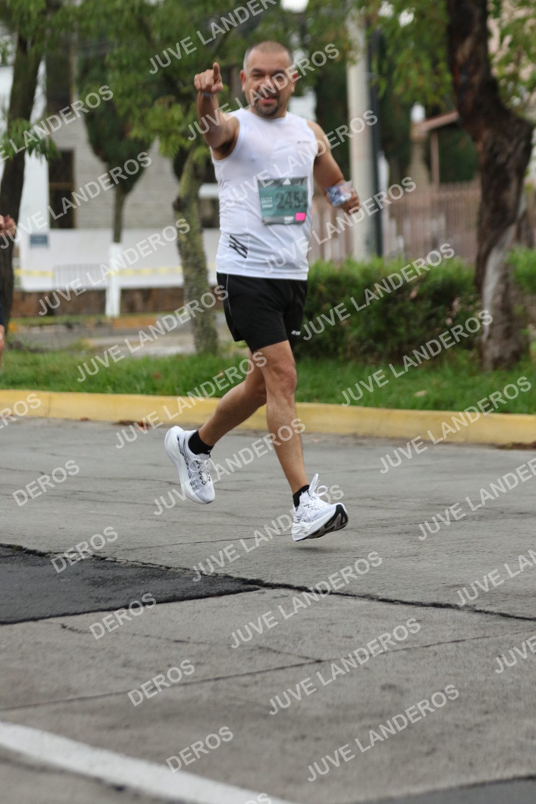 Foto de ADIDAS SPLITS GUADALAJARA 15K / 30K en Av. San Ignacio esquina Av. Ignacio L. Vallarta, Zapopan a las 06:56 · dorsal 2454