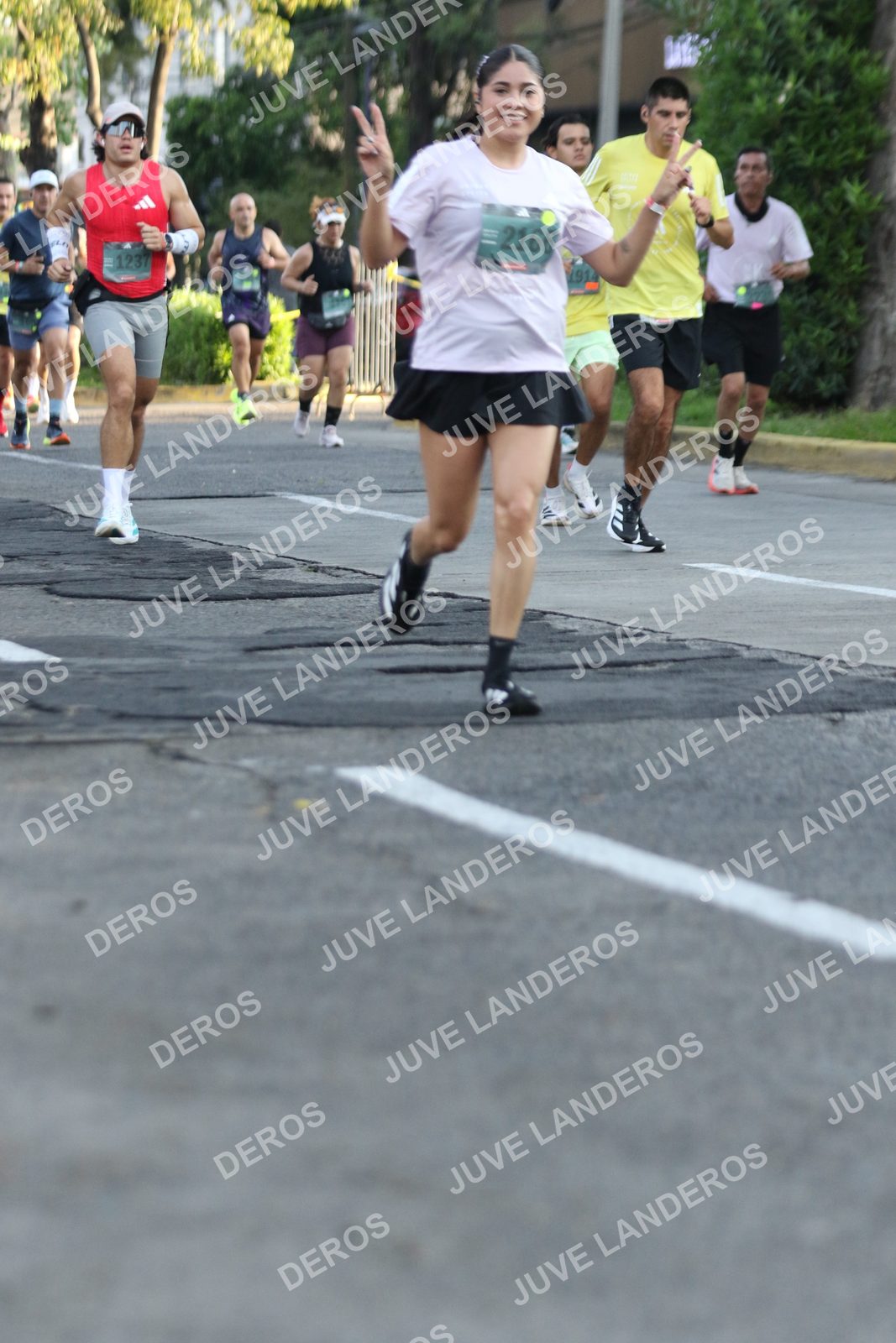 Foto de ADIDAS SPLITS GUADALAJARA 15K / 30K en Av. San Ignacio esquina Av. Ignacio L. Vallarta, Zapopan a las 07:31 · dorsal 2166, 1237, 1914