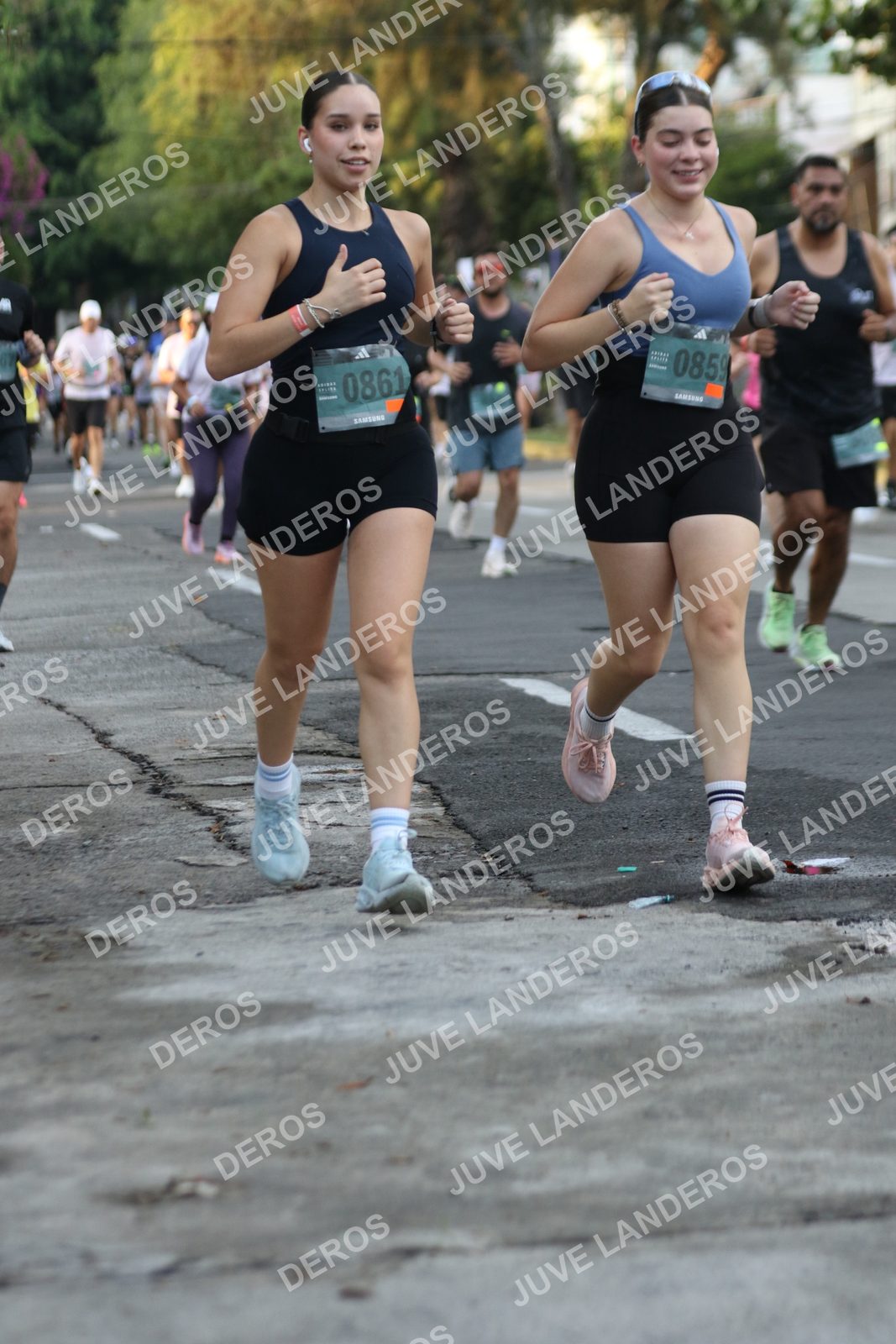 Foto de ADIDAS SPLITS GUADALAJARA 15K / 30K en Av. San Ignacio esquina Av. Ignacio L. Vallarta, Zapopan a las 07:10 · dorsal 861, 859