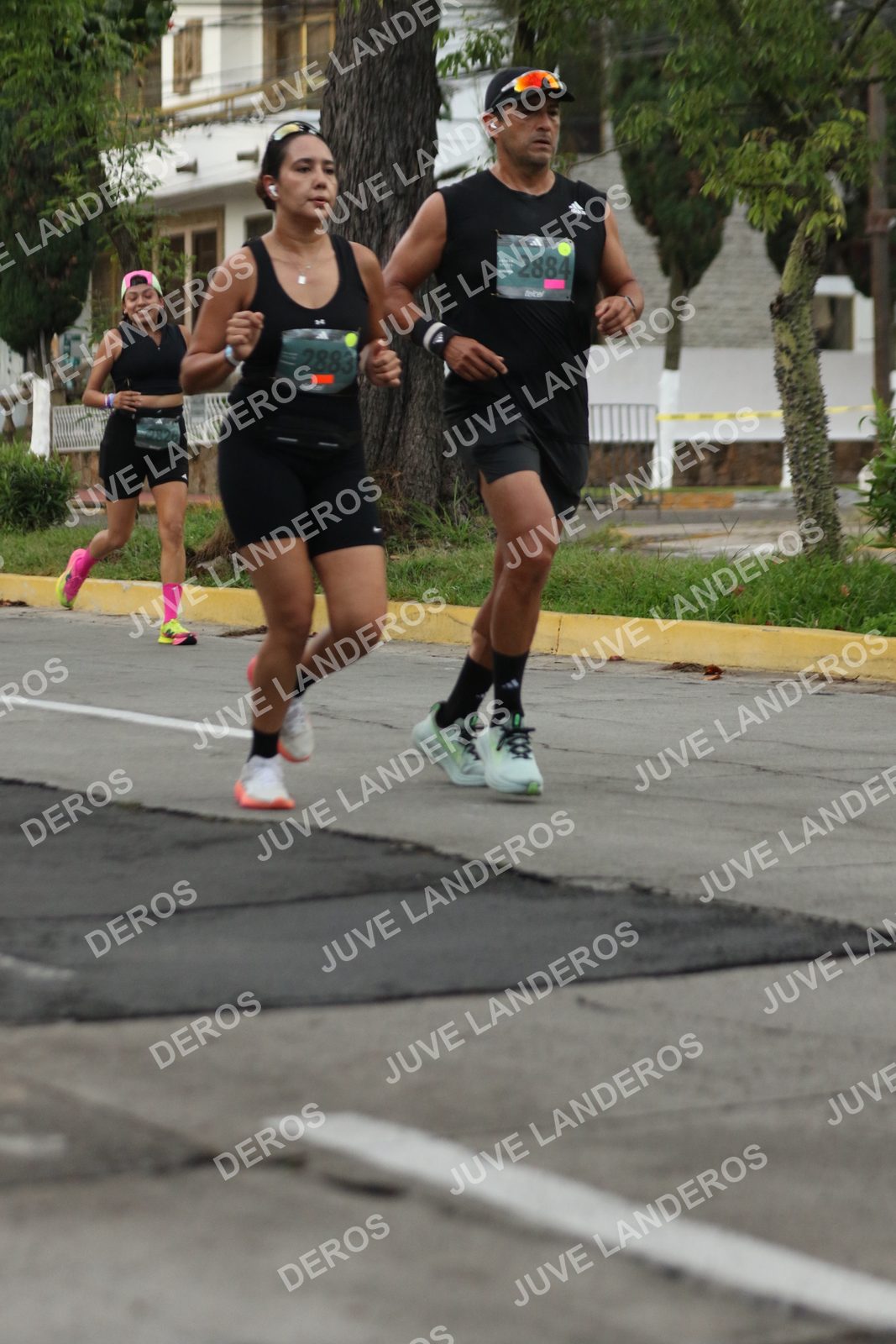 Foto de ADIDAS SPLITS GUADALAJARA 15K / 30K en Av. San Ignacio esquina Av. Ignacio L. Vallarta, Zapopan a las 06:57 · dorsal 2884, 2883