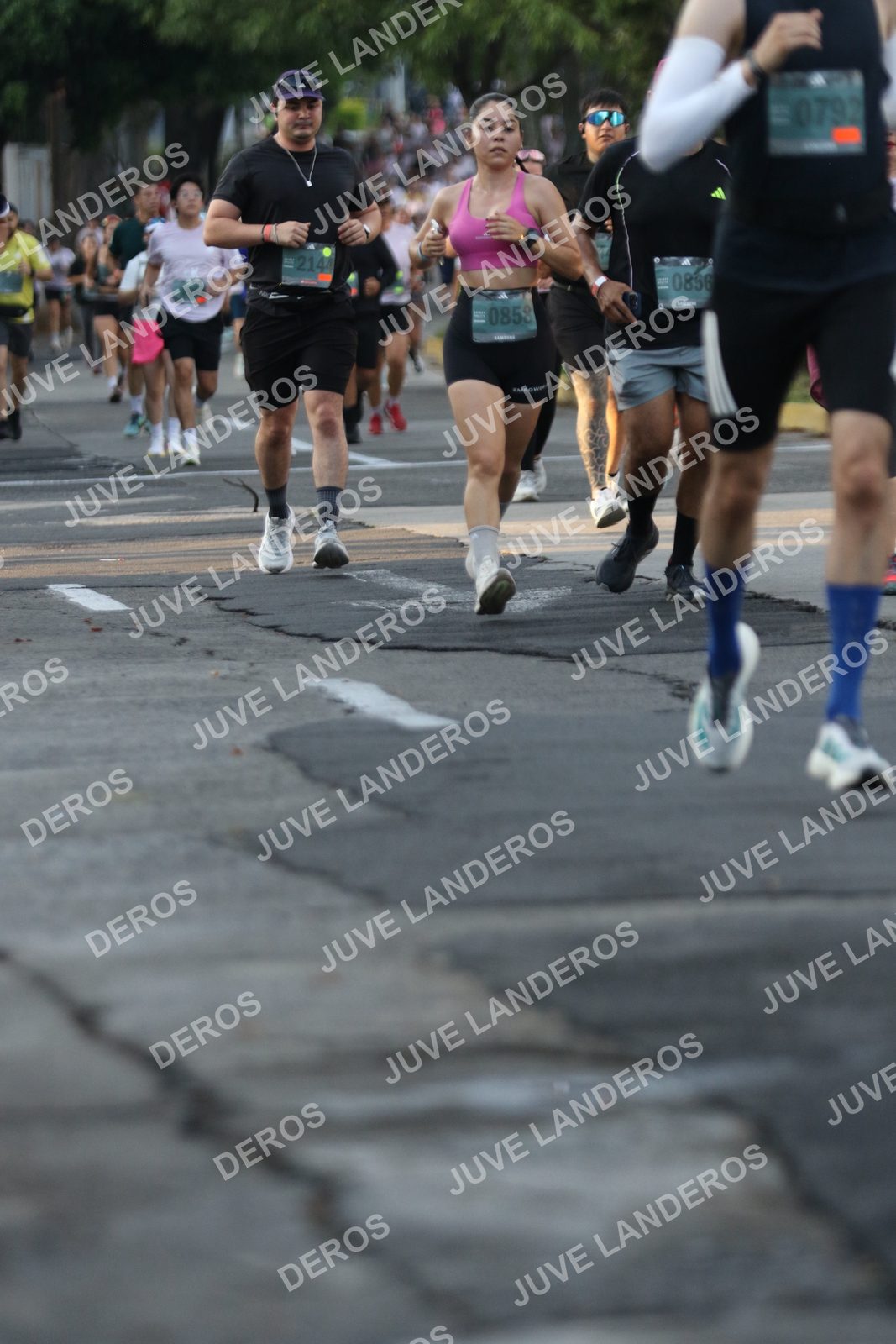 Foto de ADIDAS SPLITS GUADALAJARA 15K / 30K en Av. San Ignacio esquina Av. Ignacio L. Vallarta, Zapopan a las 07:15 · dorsal 858, 792, 856, 214