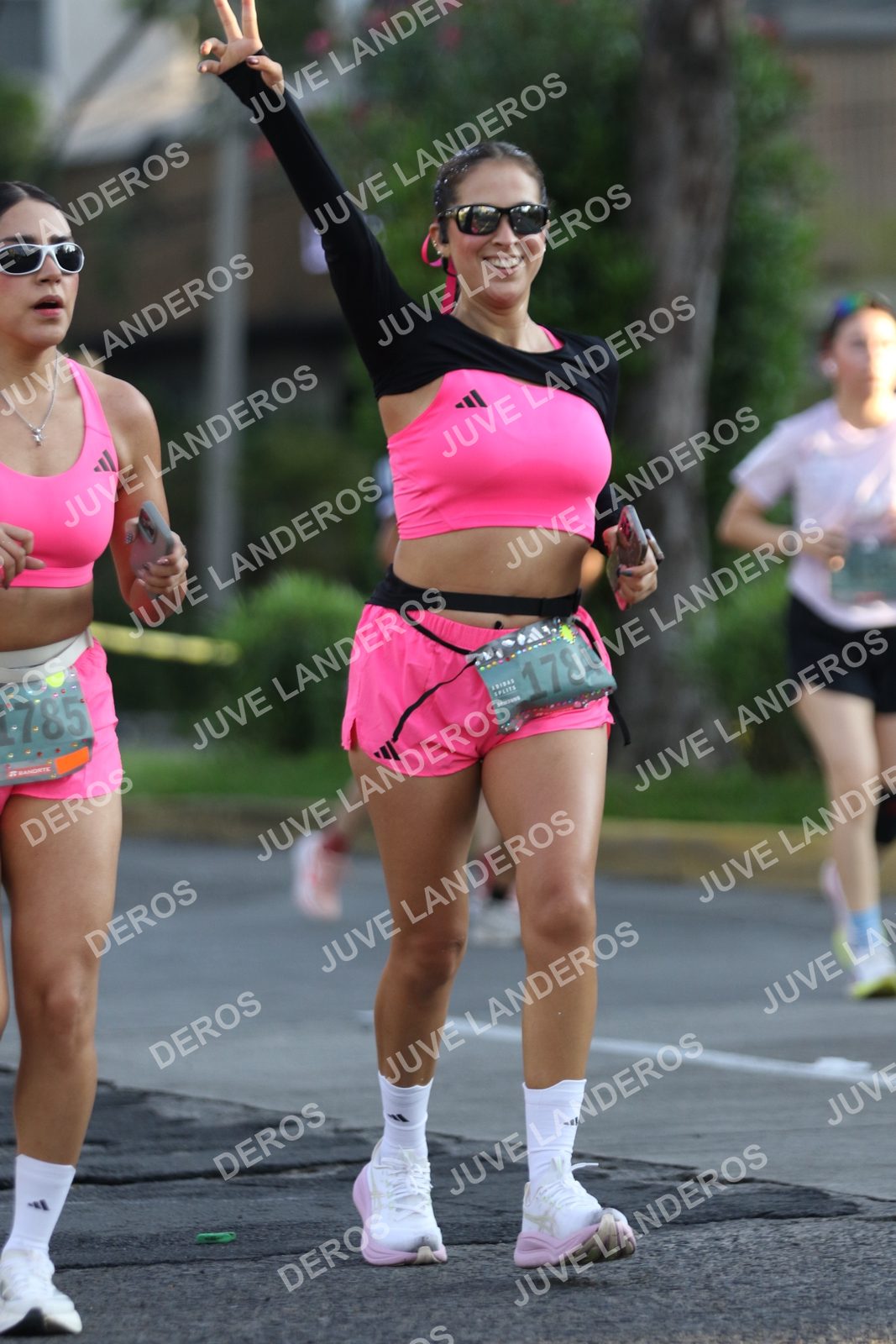 Foto de ADIDAS SPLITS GUADALAJARA 15K / 30K en Av. San Ignacio esquina Av. Ignacio L. Vallarta, Zapopan a las 07:50 · dorsal 1784, 785
