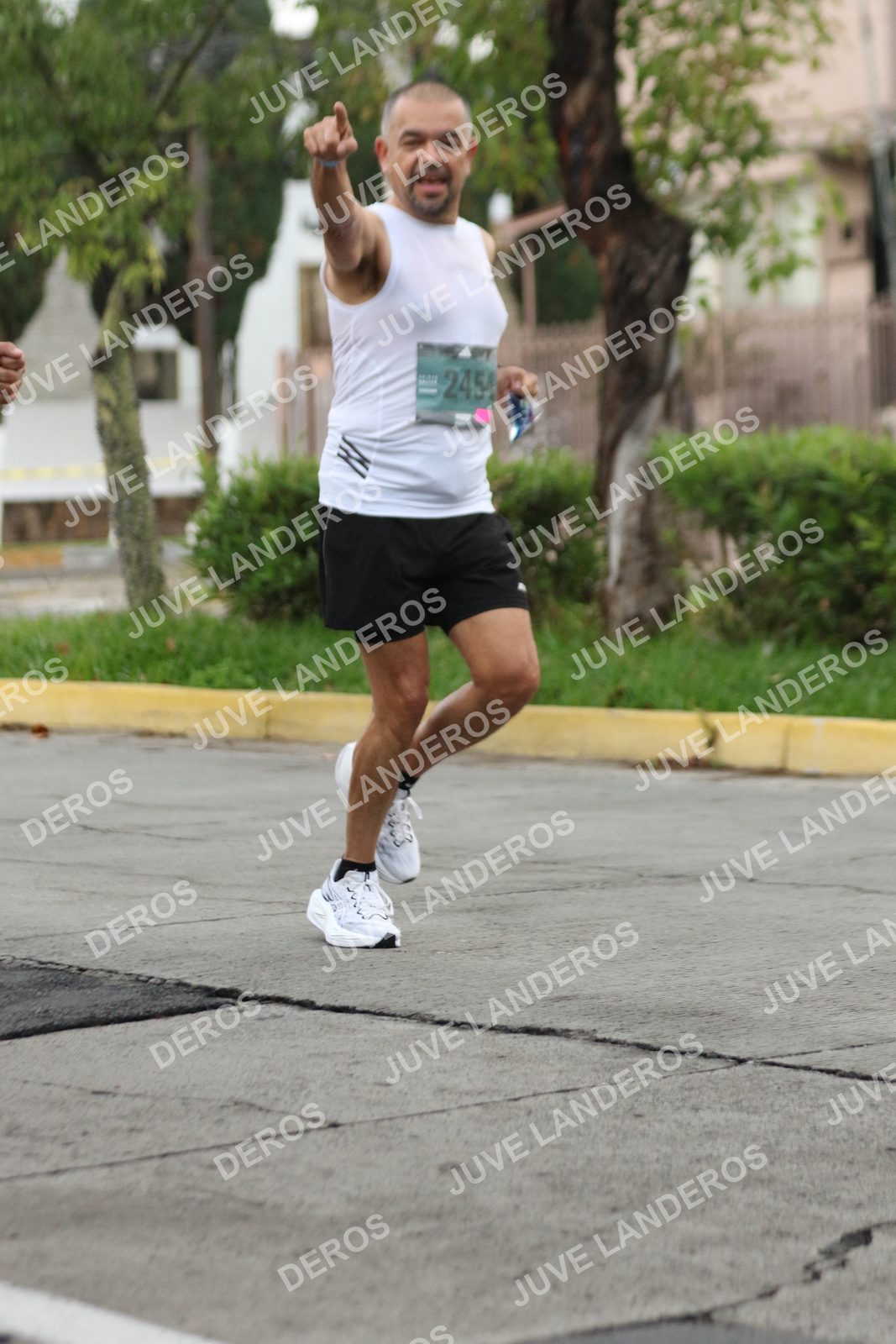 Foto de ADIDAS SPLITS GUADALAJARA 15K / 30K en Av. San Ignacio esquina Av. Ignacio L. Vallarta, Zapopan a las 06:56 · dorsal 2454