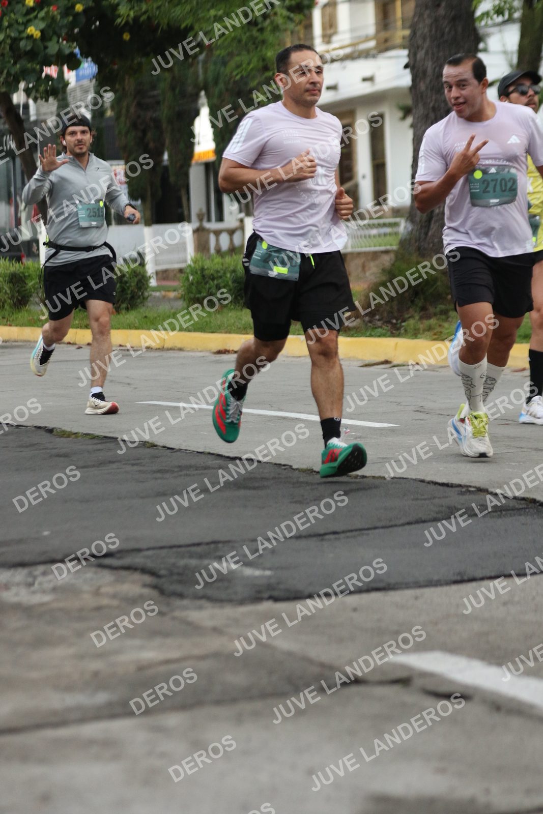 Foto de ADIDAS SPLITS GUADALAJARA 15K / 30K en Av. San Ignacio esquina Av. Ignacio L. Vallarta, Zapopan a las 06:56 · dorsal 2702, 2515, 2700